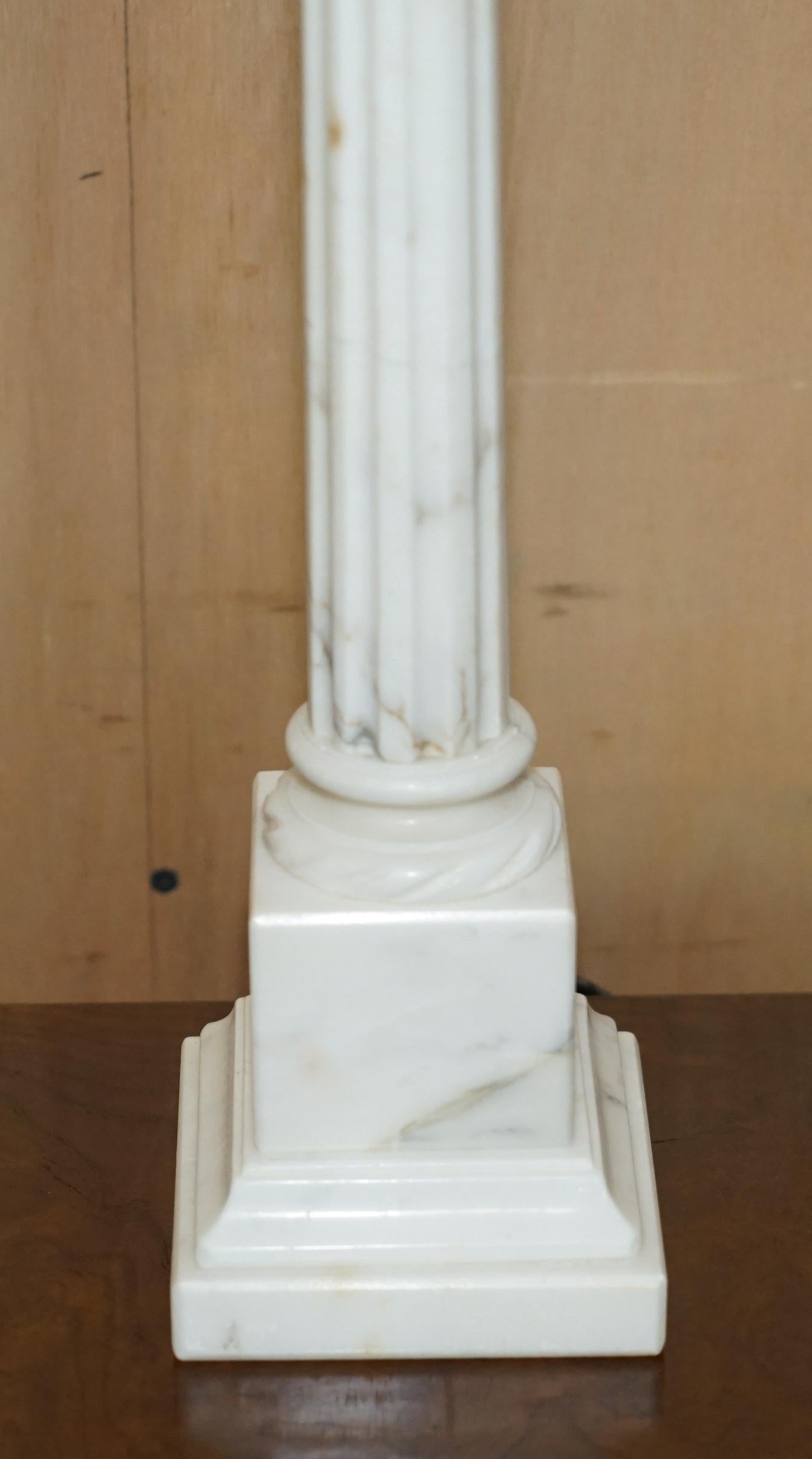 LOVELY PAIR OF LARGE ViNTAGE MADE IN ITALY MARBLE CORINTHIAN PILLAR TABLE LAMPS For Sale 2