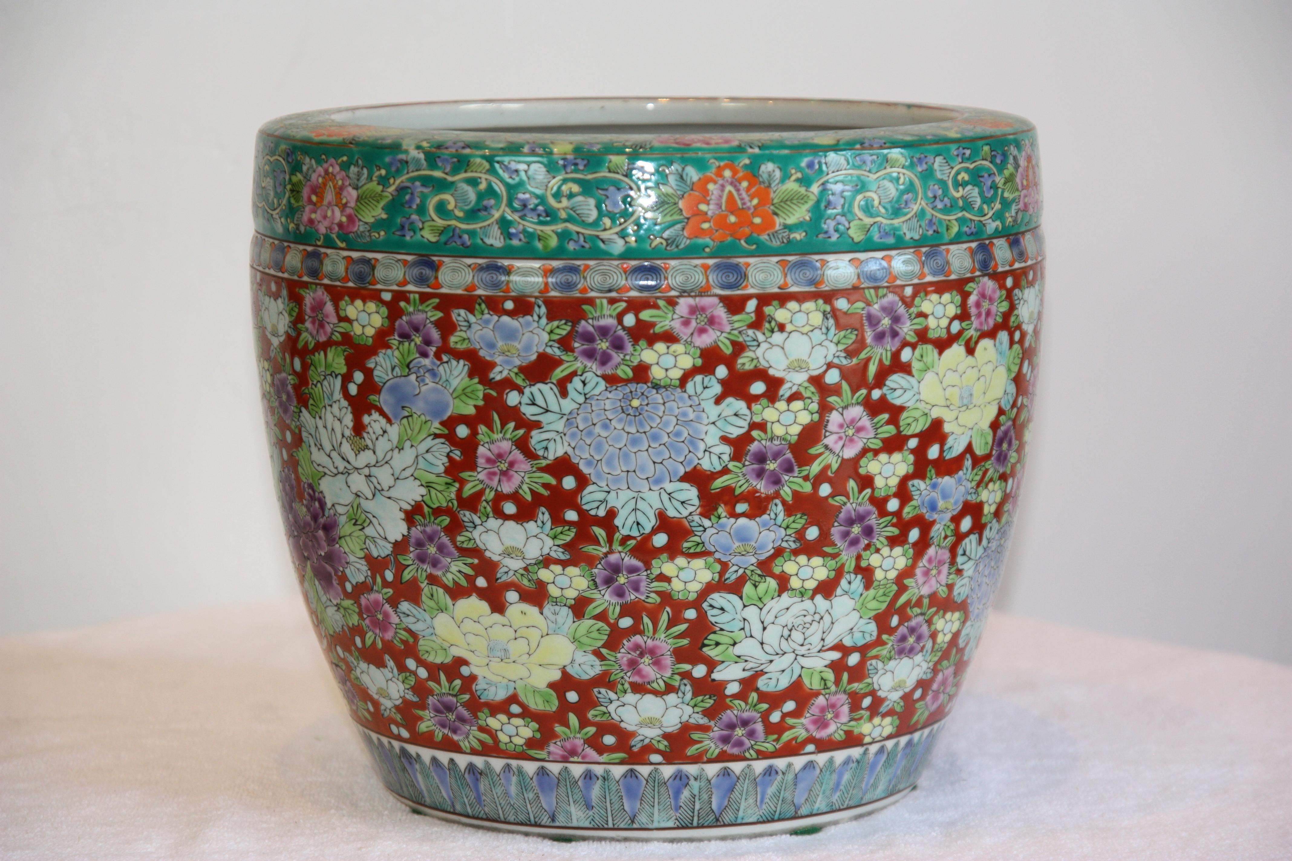 Chinese Export Lovely Pair of Late 19th Century Hand-Painted, Red and Green Jardinières