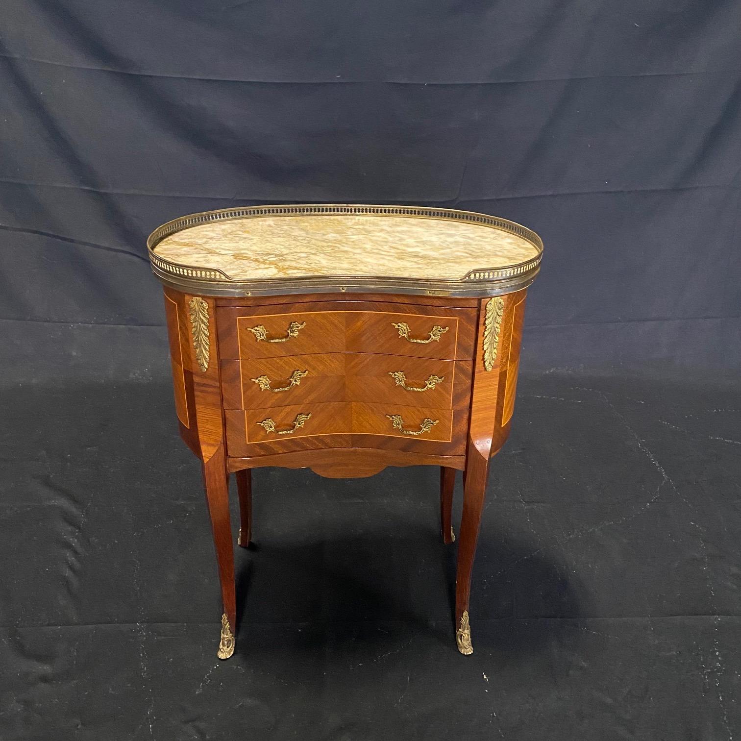 Lovely Pair of Louis XVI French Marble Brass Trimmed Commode Night Stands  In Good Condition In Hopewell, NJ