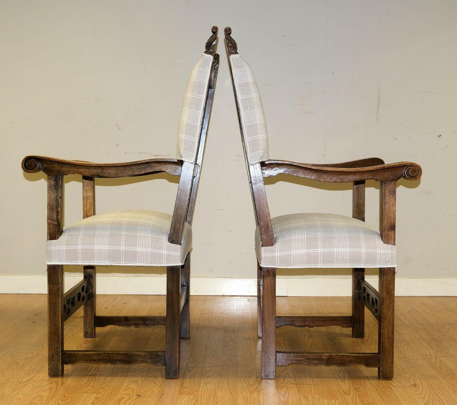 Anglais Jolie paire de fauteuils trônes en bois de feuillus sculpté sur tissu d'assise légère en vente