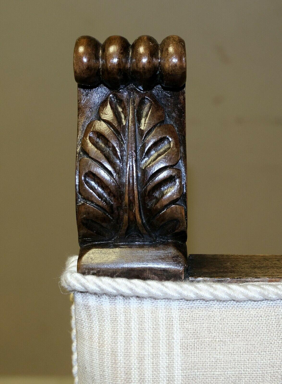 Jolie paire de fauteuils trônes en bois de feuillus sculpté sur tissu d'assise légère en vente 2