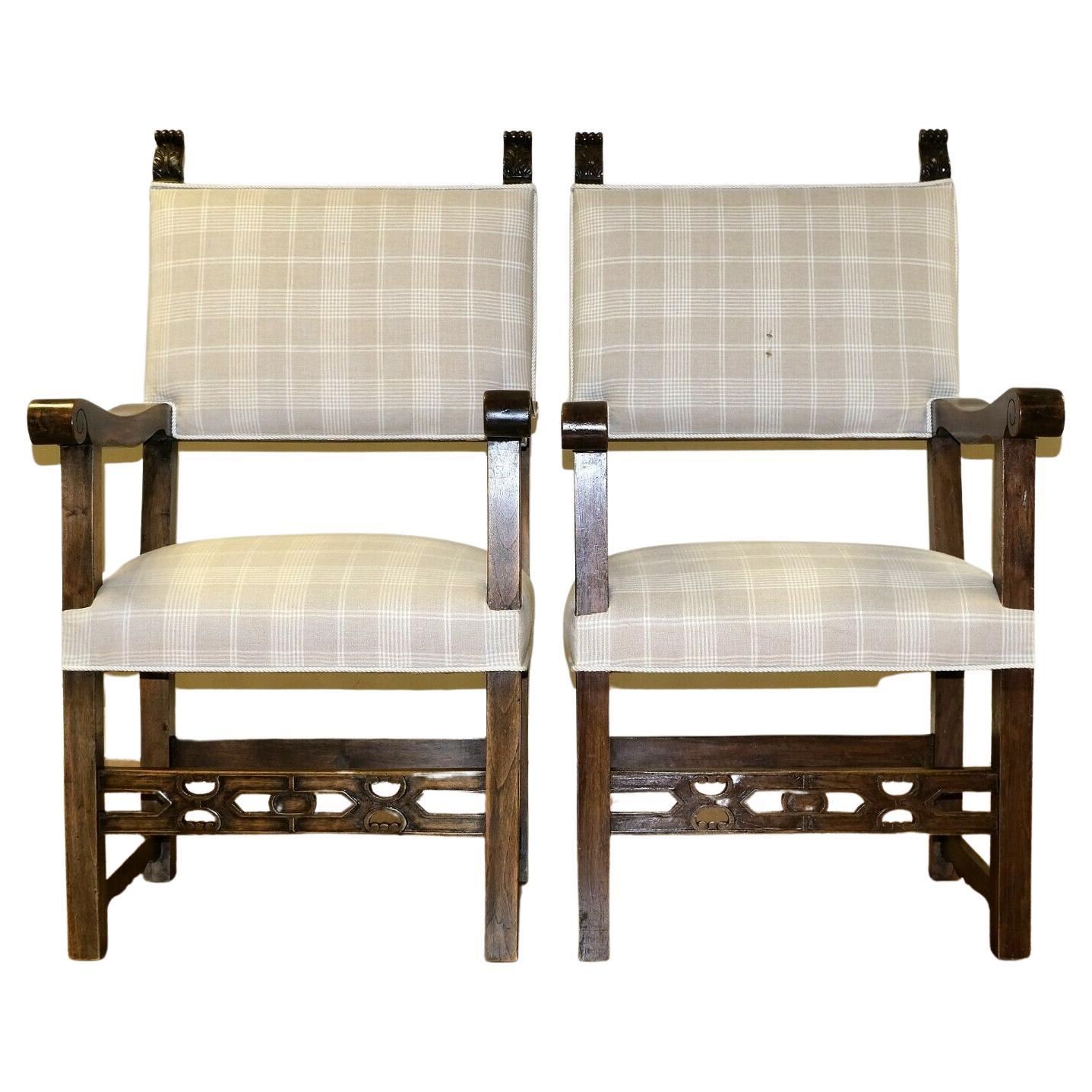 Jolie paire de fauteuils trônes en bois de feuillus sculpté sur tissu d'assise légère en vente