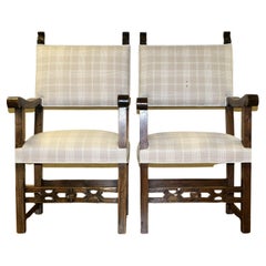 Jolie paire de fauteuils trônes en bois de feuillus sculpté sur tissu d'assise légère