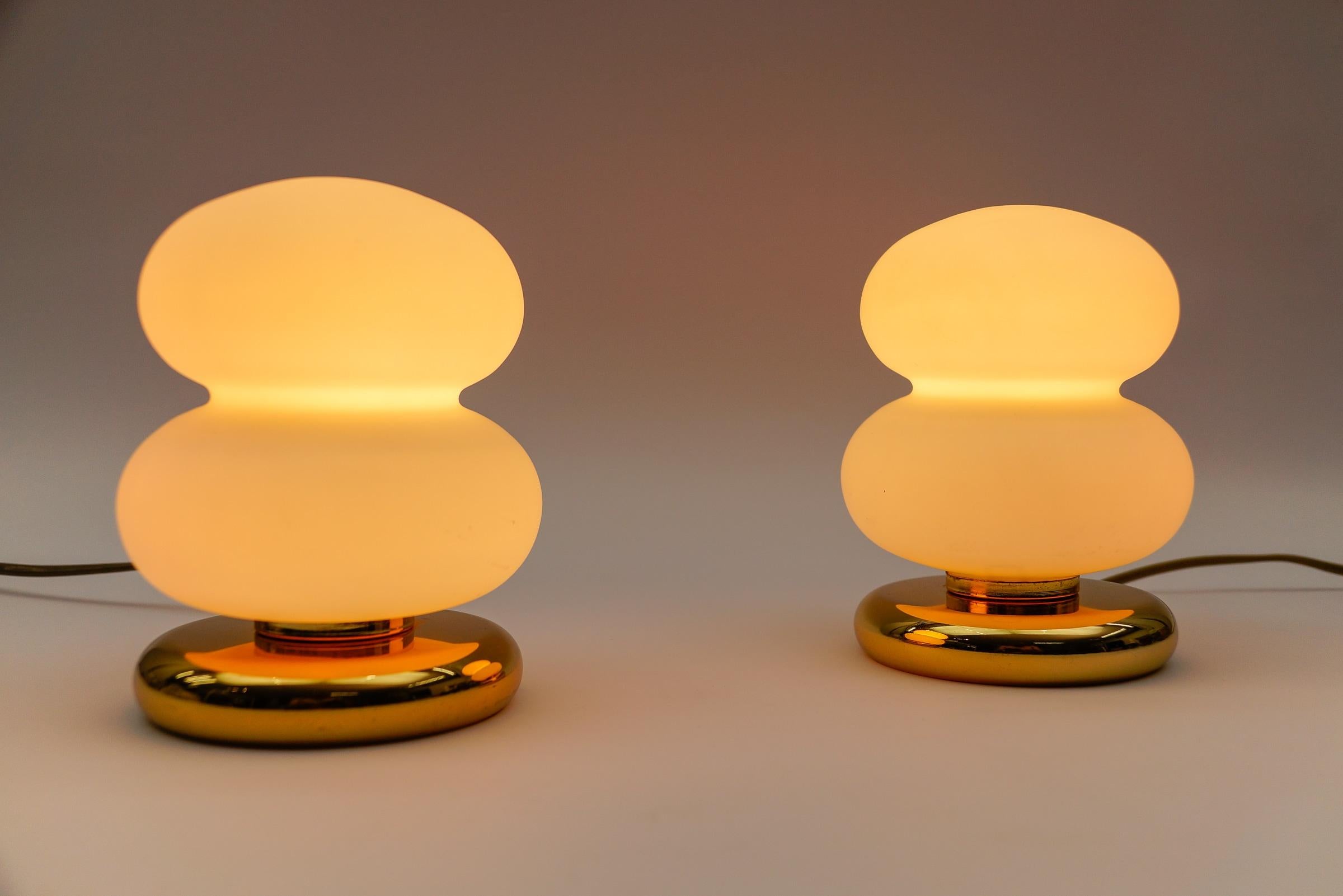 Mid-Century moderno Deliziosa coppia di lampade da tavolo in oro e vetro opalino della modernità di metà secolo, anni '60 in vendita