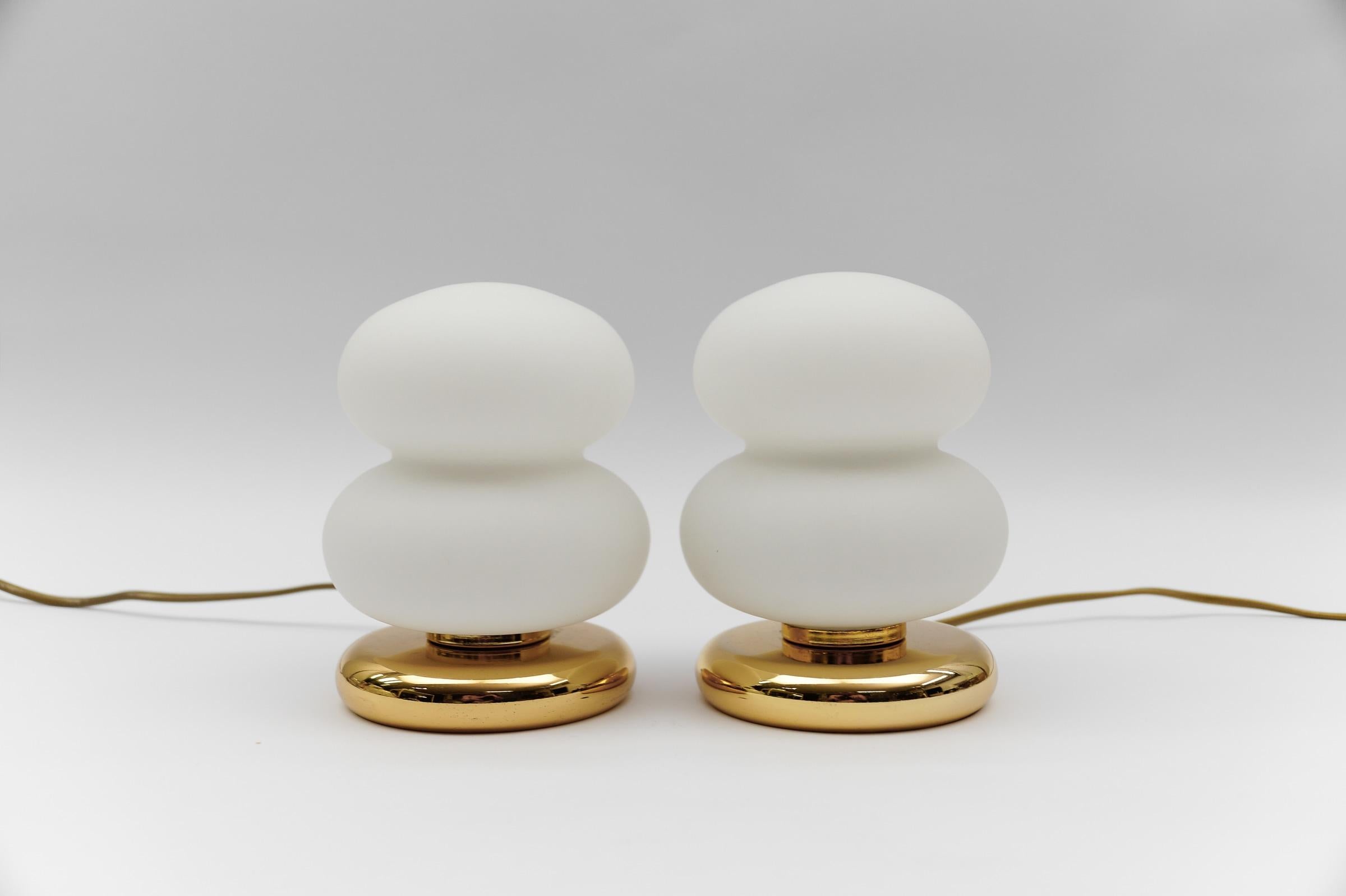 Metà XX secolo Deliziosa coppia di lampade da tavolo in oro e vetro opalino della modernità di metà secolo, anni '60 in vendita