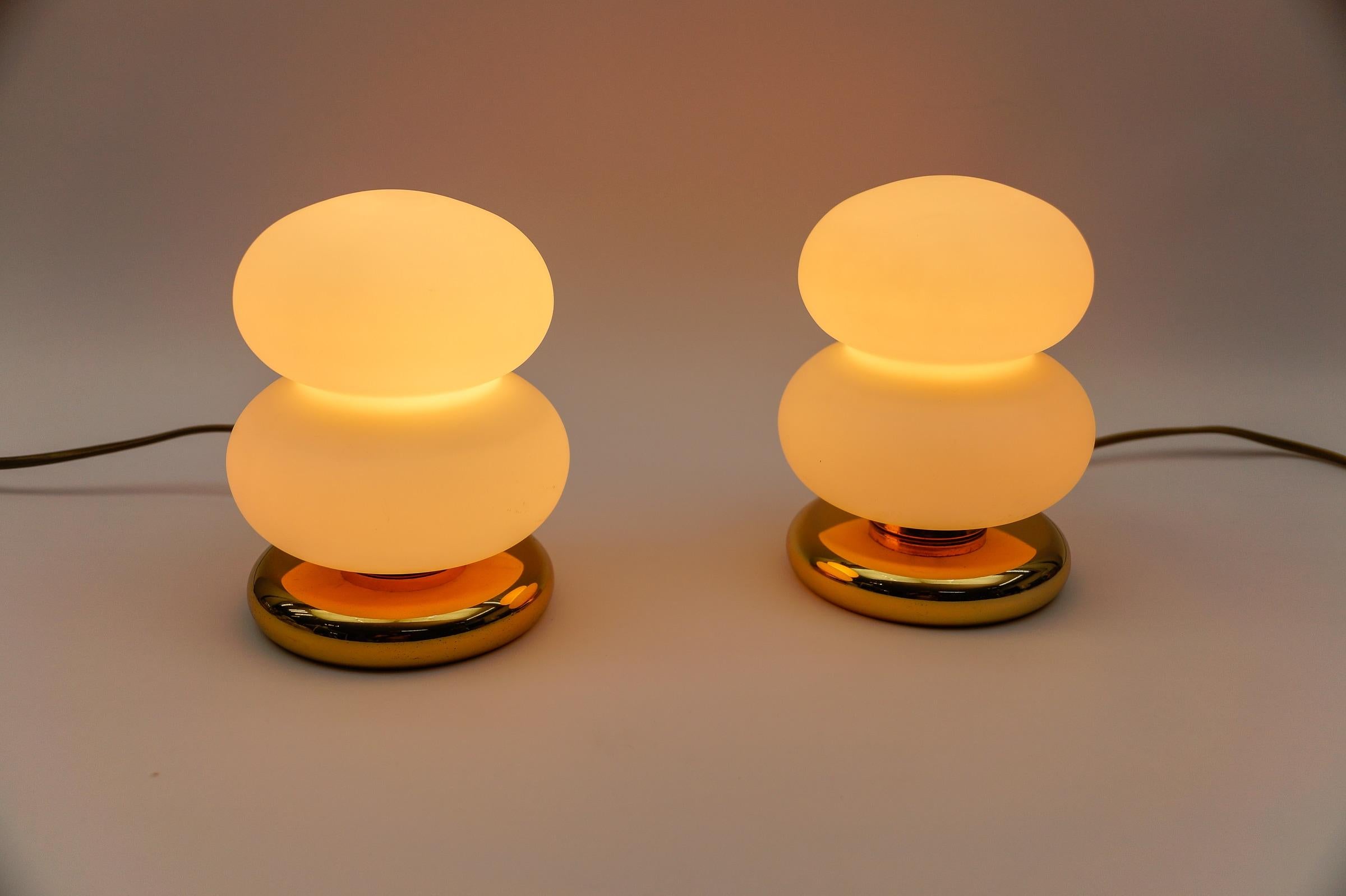Metallo Deliziosa coppia di lampade da tavolo in oro e vetro opalino della modernità di metà secolo, anni '60 in vendita