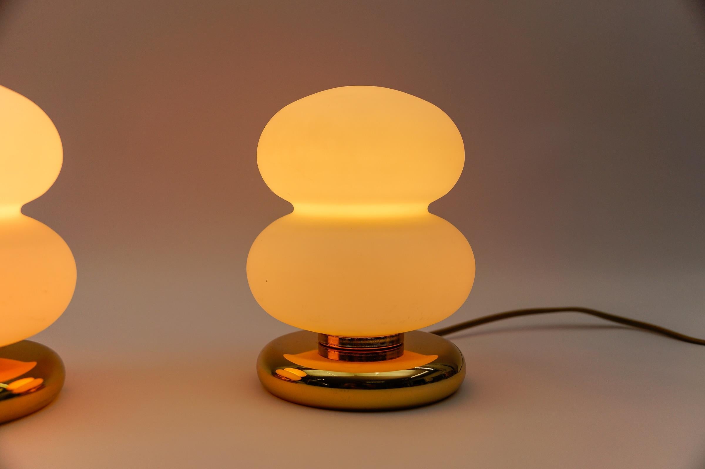 Deliziosa coppia di lampade da tavolo in oro e vetro opalino della modernità di metà secolo, anni '60 in vendita 1