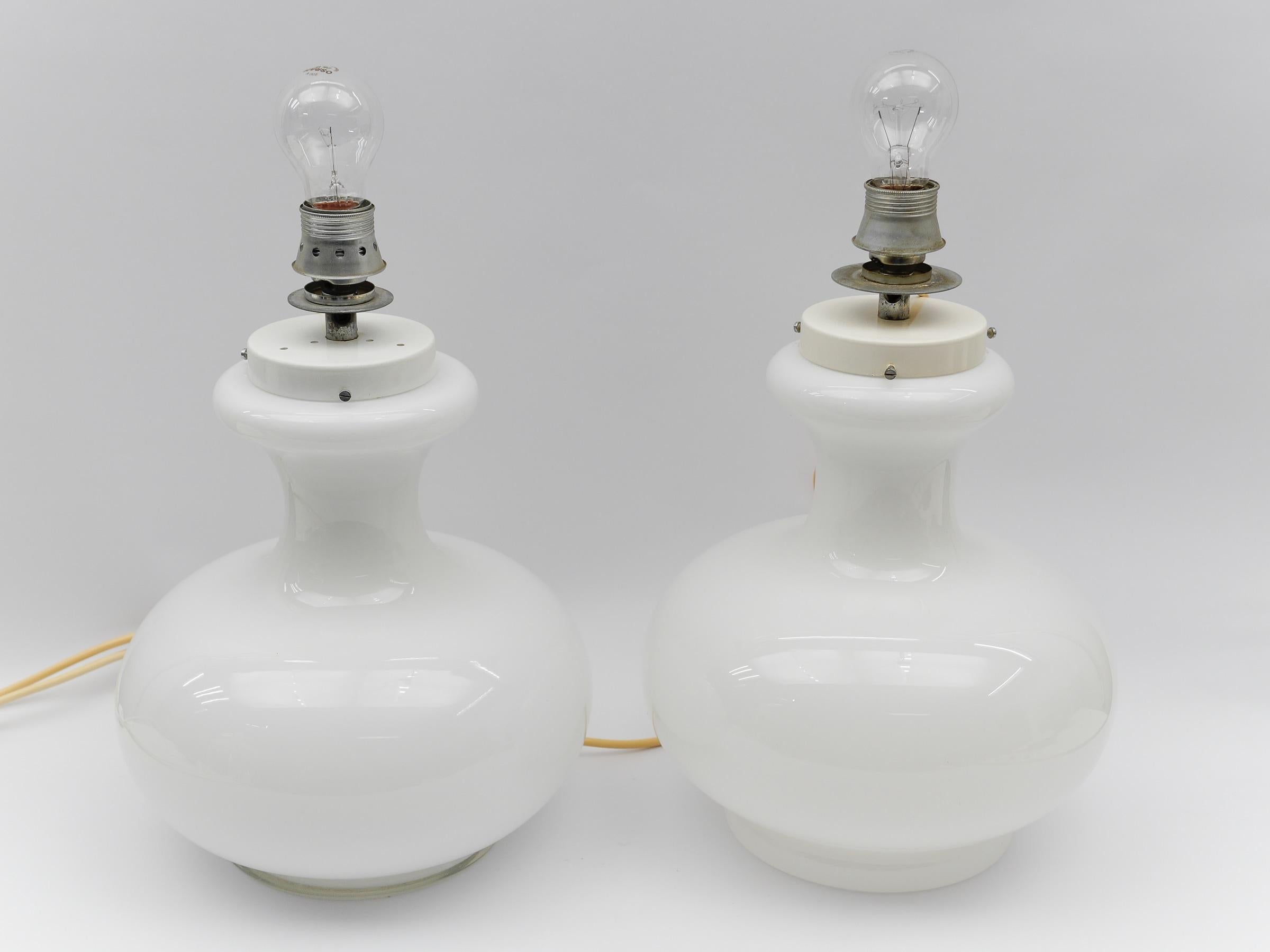 Lovely Pair of Mid-Century Modern Opal Glass Table Lamp Bases, 1960s In Good Condition For Sale In Nürnberg, Bayern