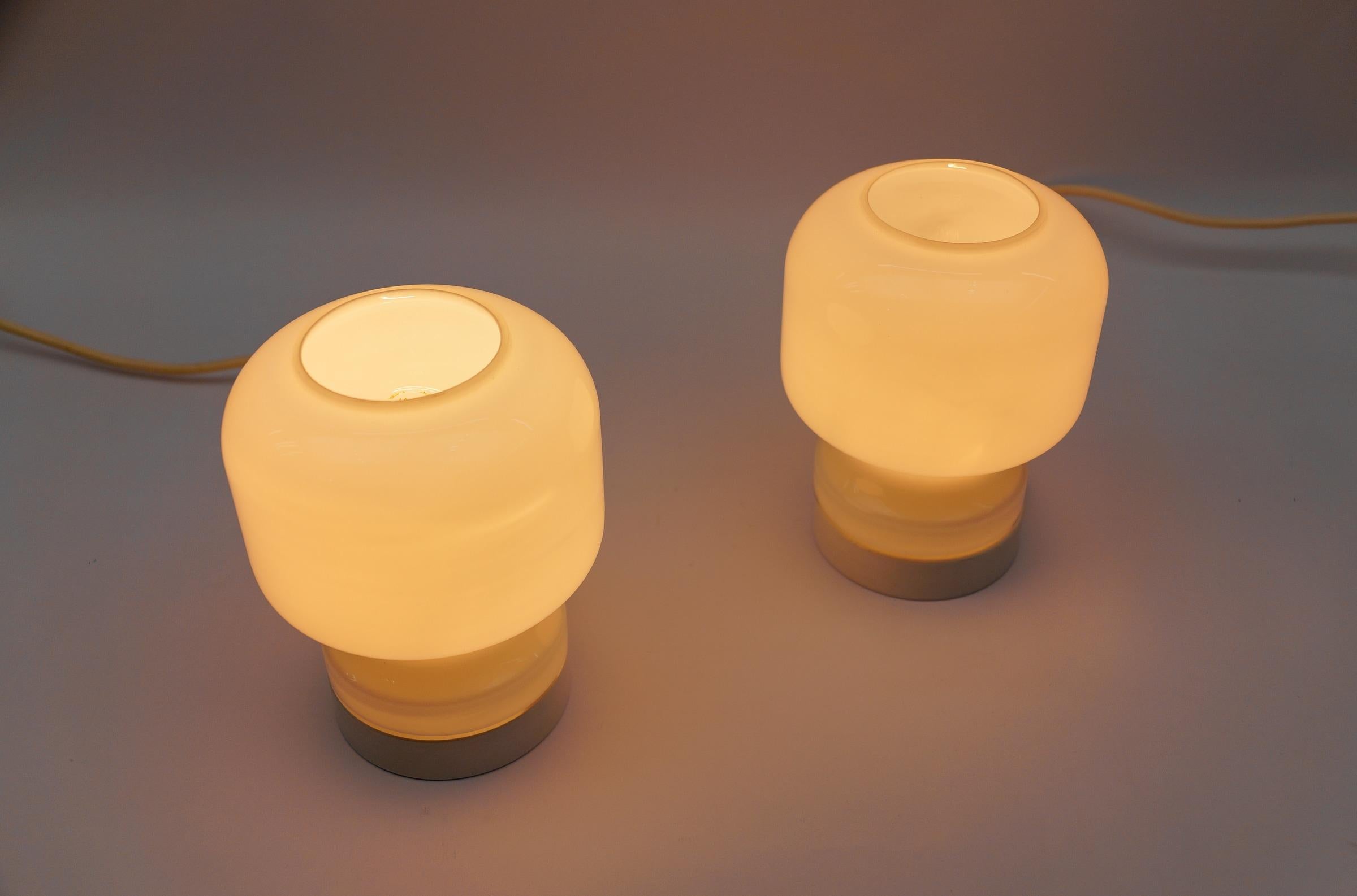 Lovely Pair of Mid-Century Modern Opal Glass Table Lamps, 1960s For Sale 4