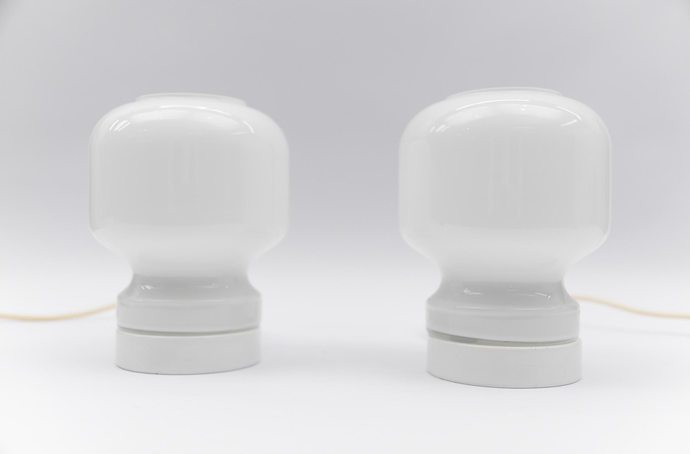 Lovely Pair of Mid-Century Modern Opal Glass Table Lamps, 1960s In Good Condition For Sale In Nürnberg, Bayern