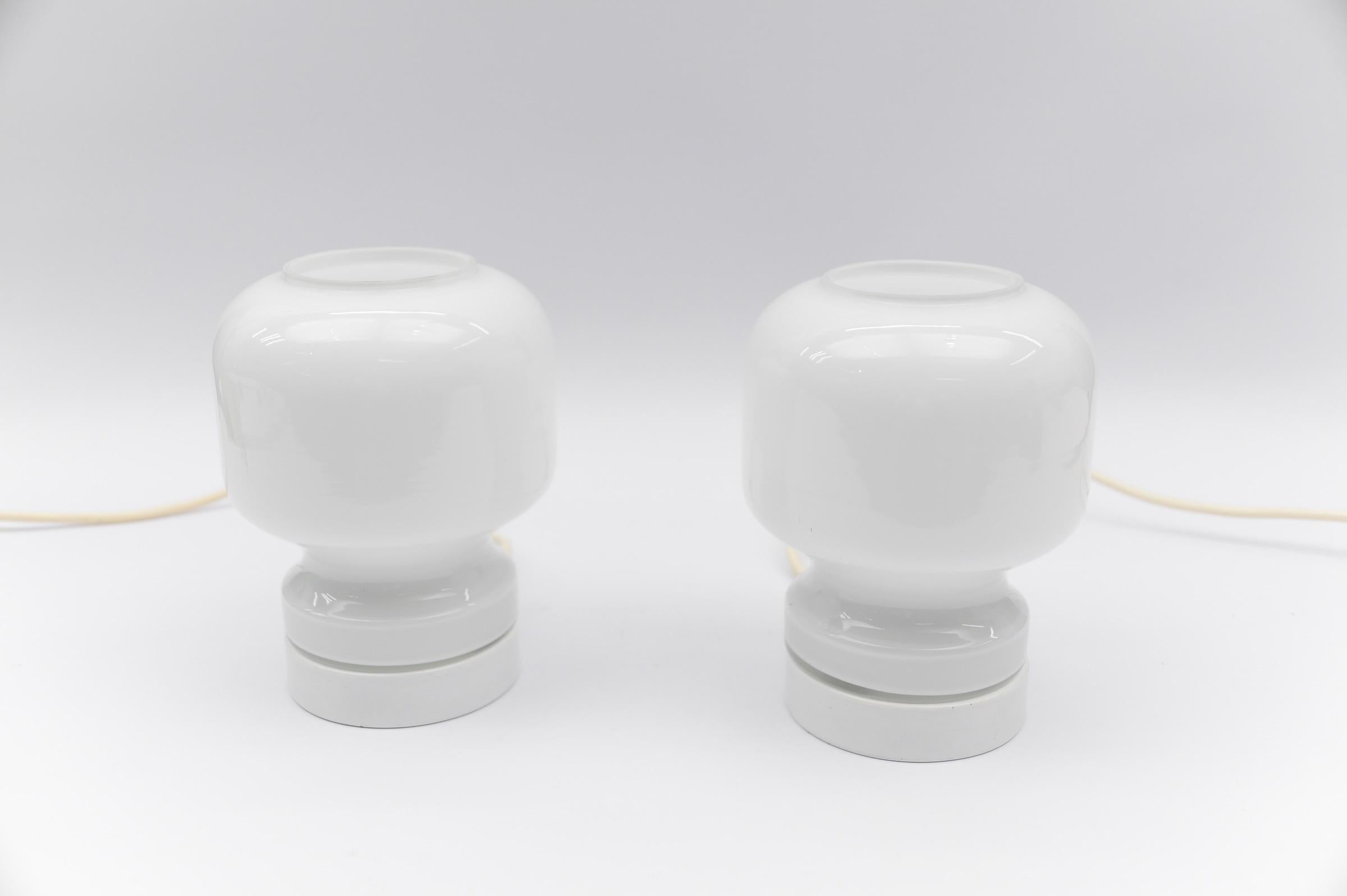 Lovely Pair of Mid-Century Modern Opal Glass Table Lamps, 1960s For Sale 1