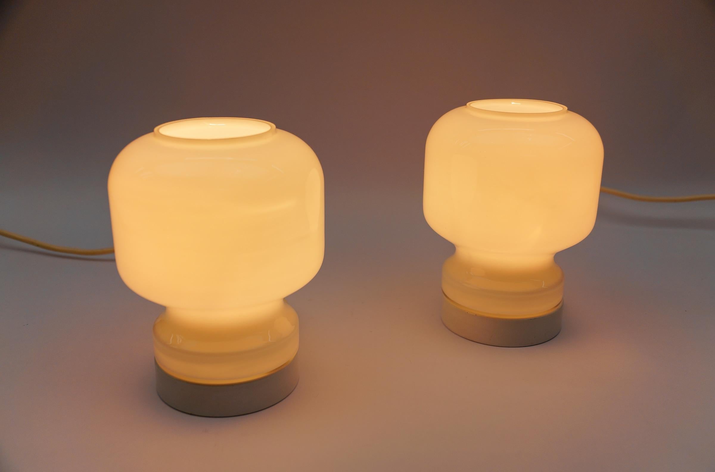 Lovely Pair of Mid-Century Modern Opal Glass Table Lamps, 1960s For Sale 2