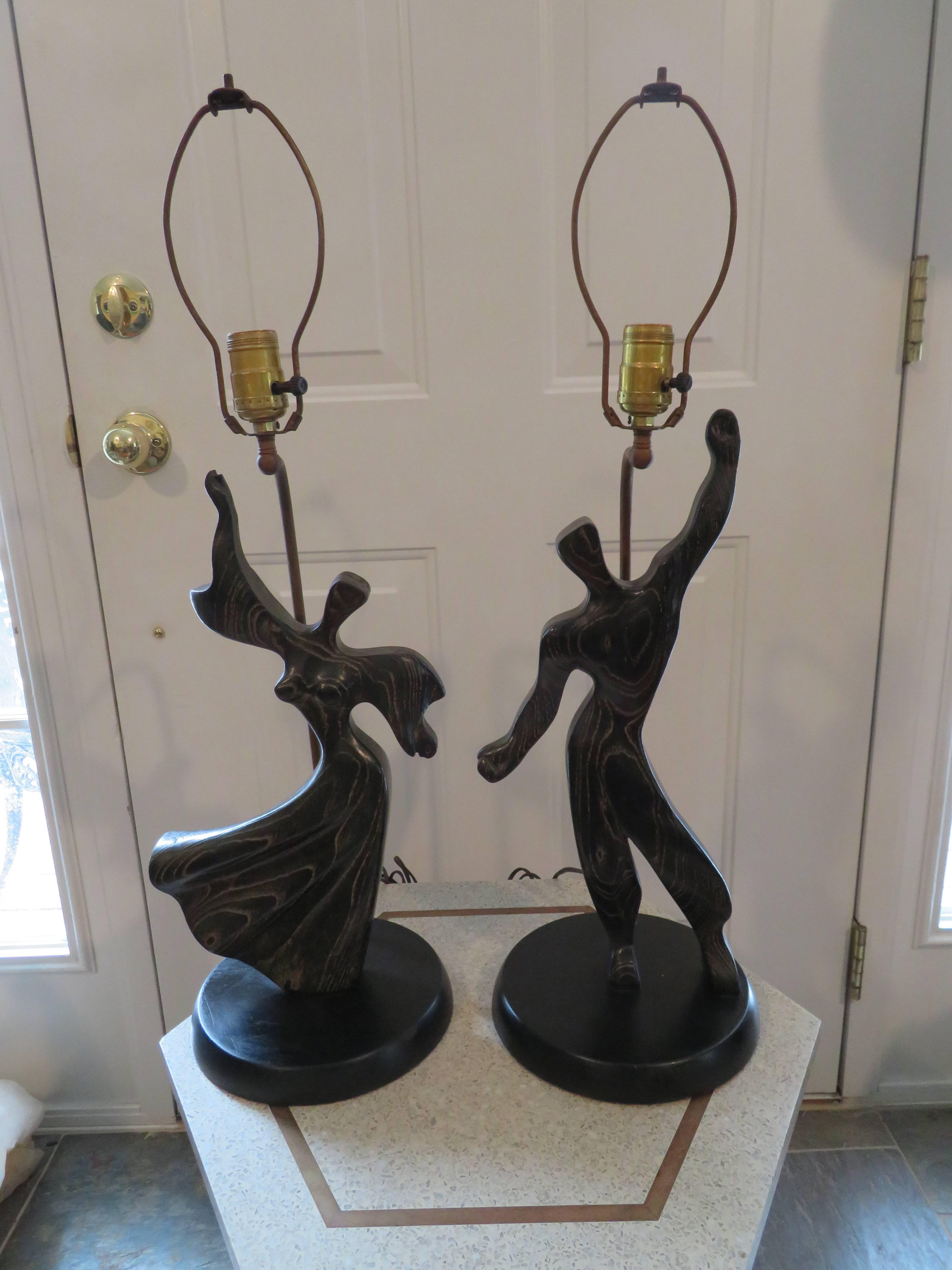 Jolie paire de lampes modernistes en chêne cérusé Heifetz représentant une danseuse masculine et une femme en vente 3