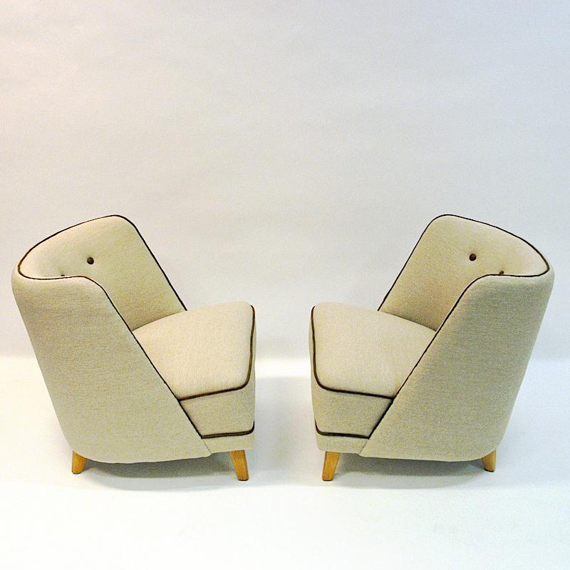 Beautiful midcentury pair of Norwegian manufactured easy chairs by Møller & Stokke furniture in the 1940s. The chairs have legs of elm tree and new upholstery of beige Hallingdal wool fabric from Gudbrandsdalen Uldvarefabrikk (wool factory).