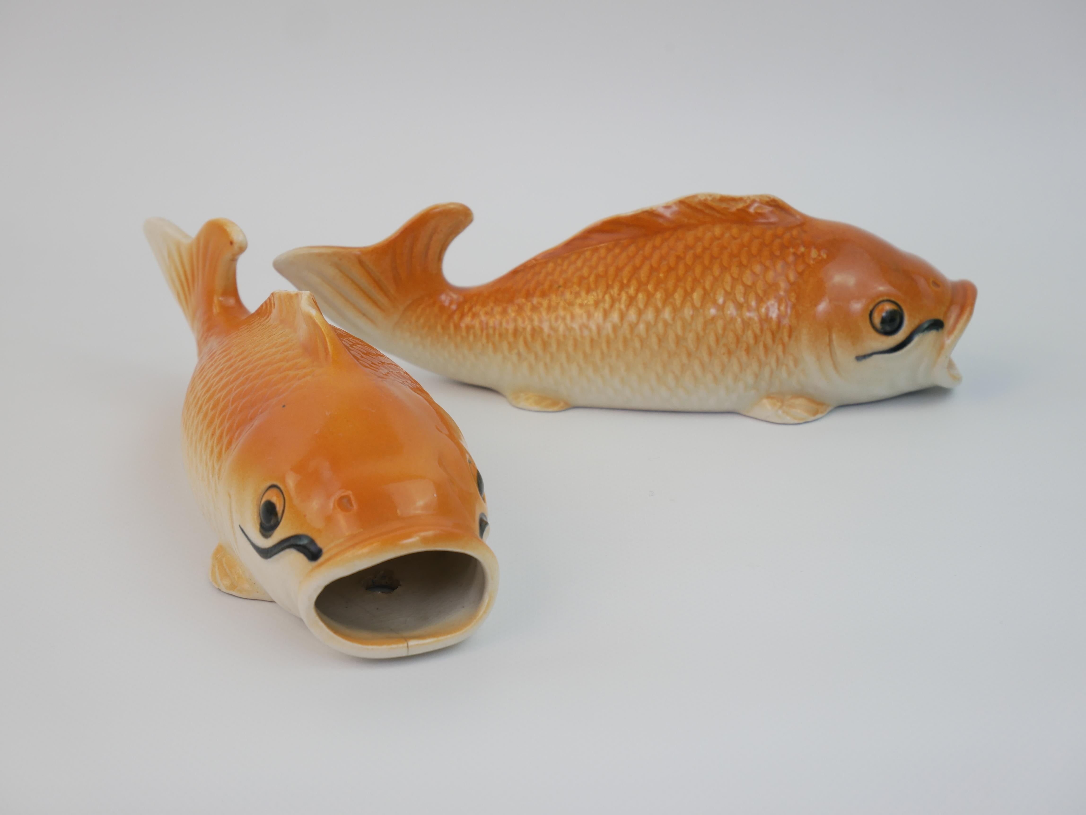 Mid-Century moderno Bella coppia di carpe in ceramica arancione in vendita