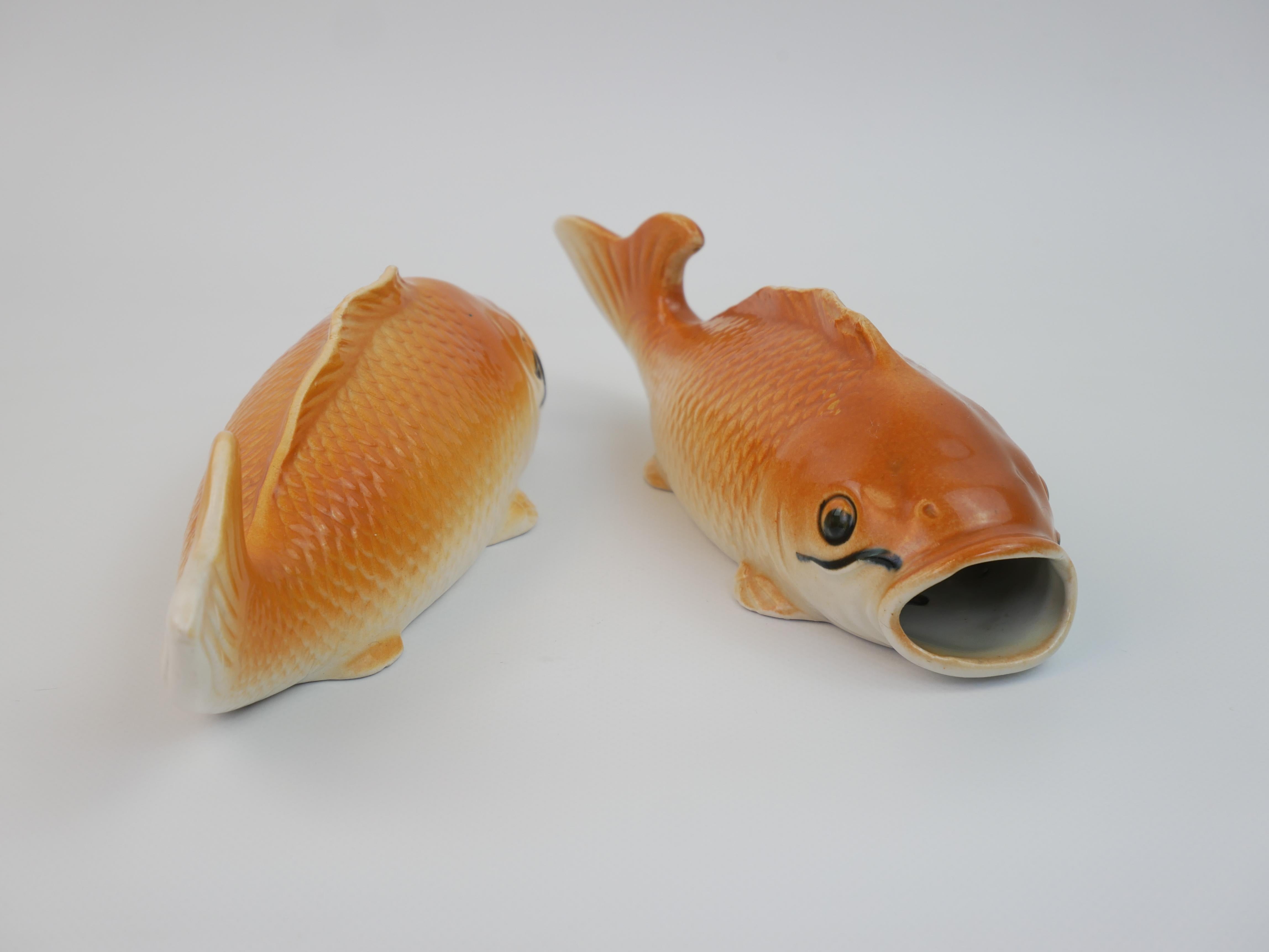 Ceramica Bella coppia di carpe in ceramica arancione in vendita