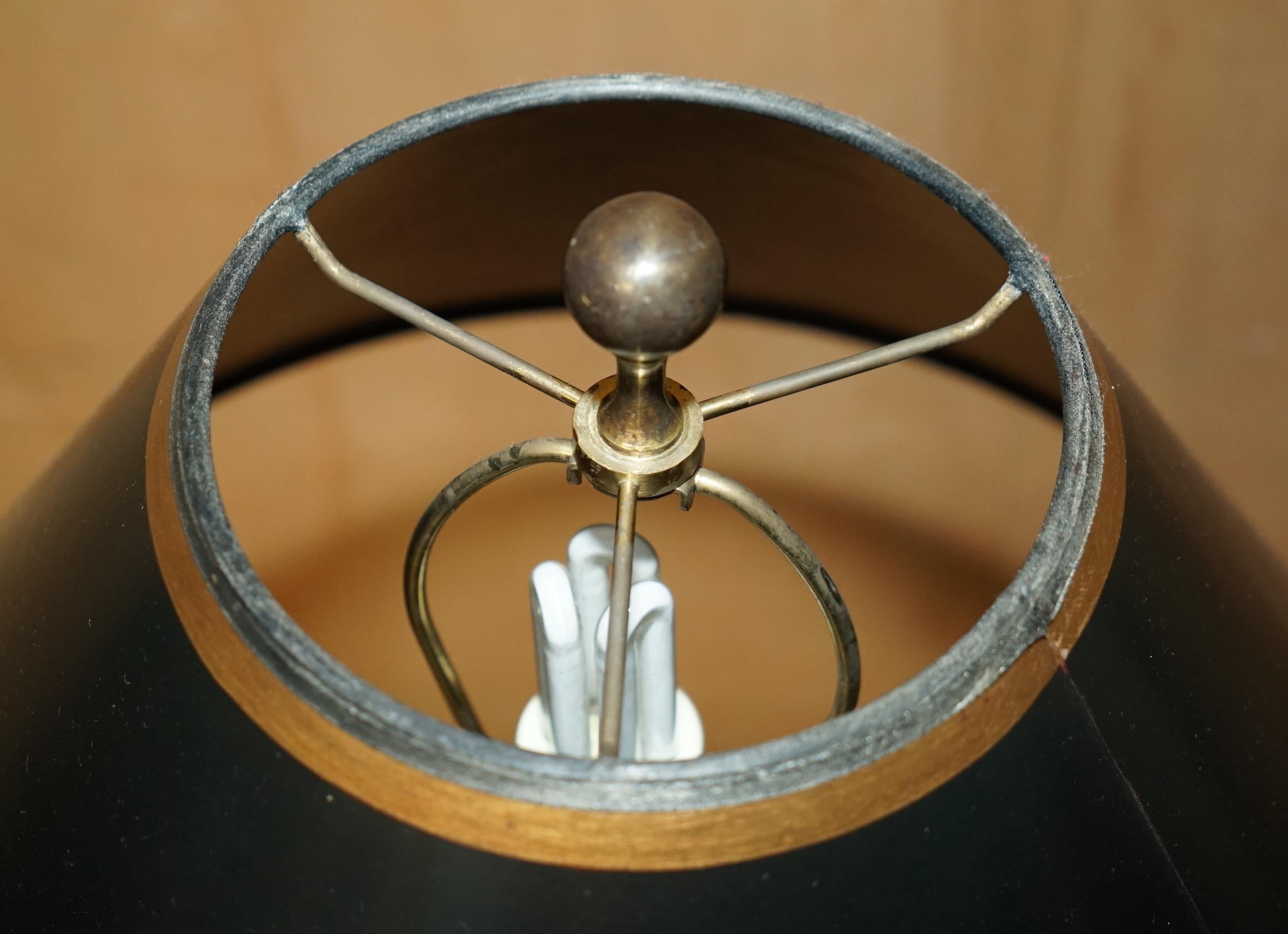 BEL COPPIO DI LAMPADE DA TAVOLO D'EPOCA IN NOCE INCISO IN STILE VITTORIANO in vendita 2