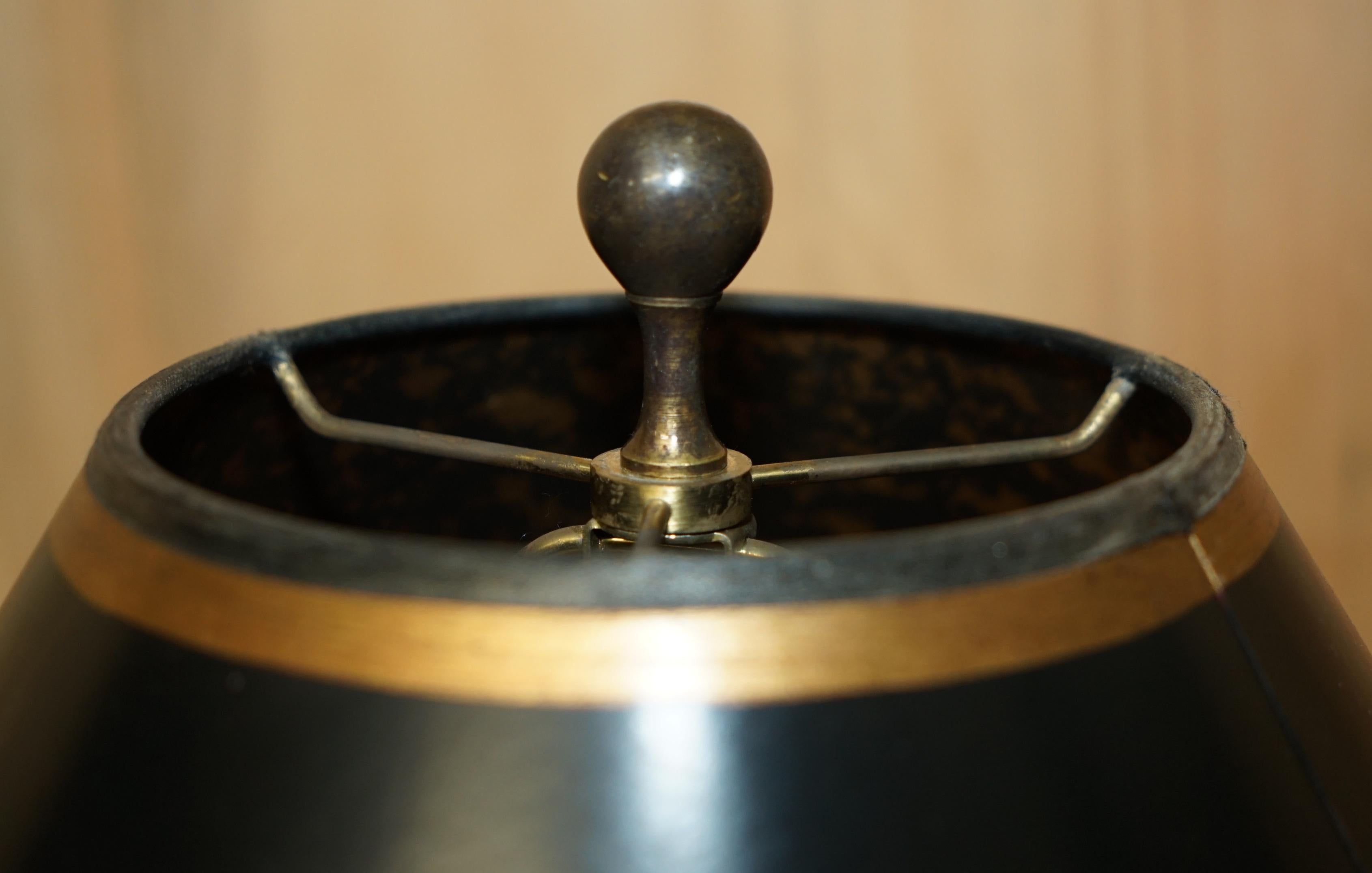 BEL COPPIO DI LAMPADE DA TAVOLO D'EPOCA IN NOCE INCISO IN STILE VITTORIANO in vendita 3