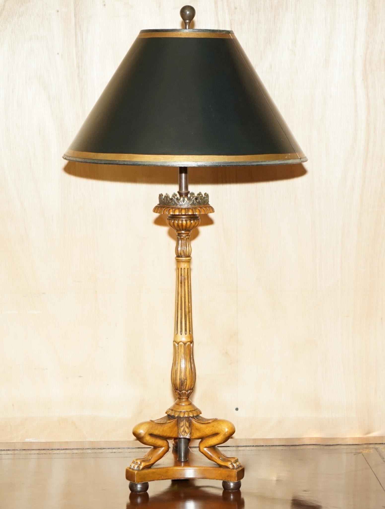 Casa Reale Antiquariato

Royal House Antiques è lieta di offrire in vendita questa splendida coppia di lampade da tavolo in stile vittoriano intagliate in noce con corone bronzate e paralumi in stile Regency. 

Tieni presente che le spese di
