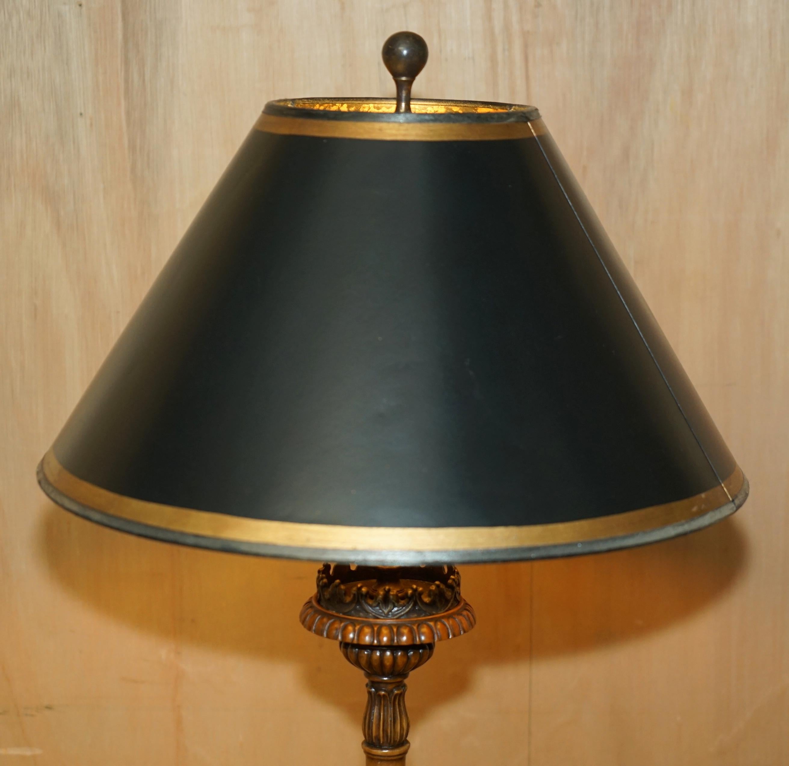 Vittoriano BEL COPPIO DI LAMPADE DA TAVOLO D'EPOCA IN NOCE INCISO IN STILE VITTORIANO in vendita