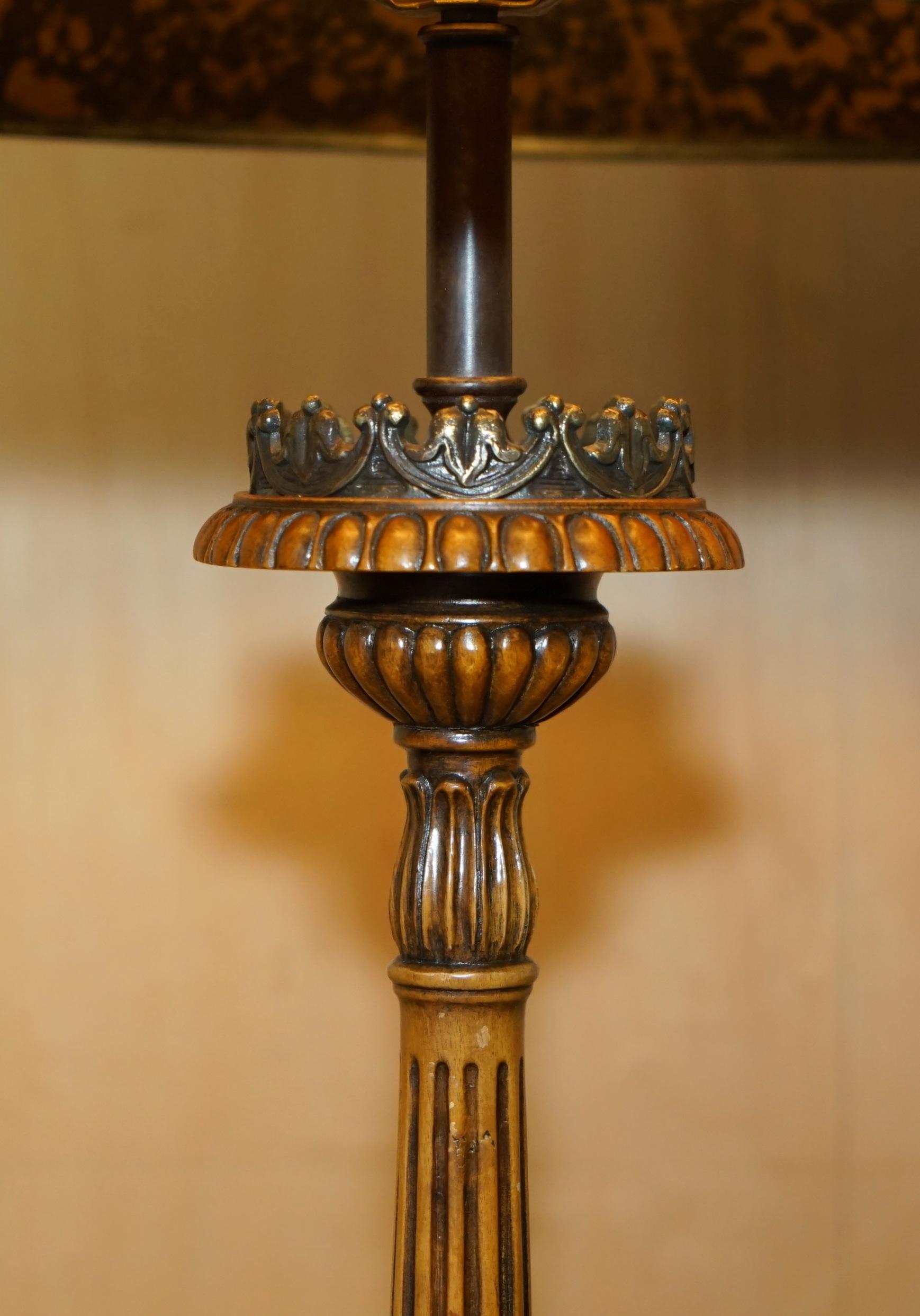 Inglese BEL COPPIO DI LAMPADE DA TAVOLO D'EPOCA IN NOCE INCISO IN STILE VITTORIANO in vendita