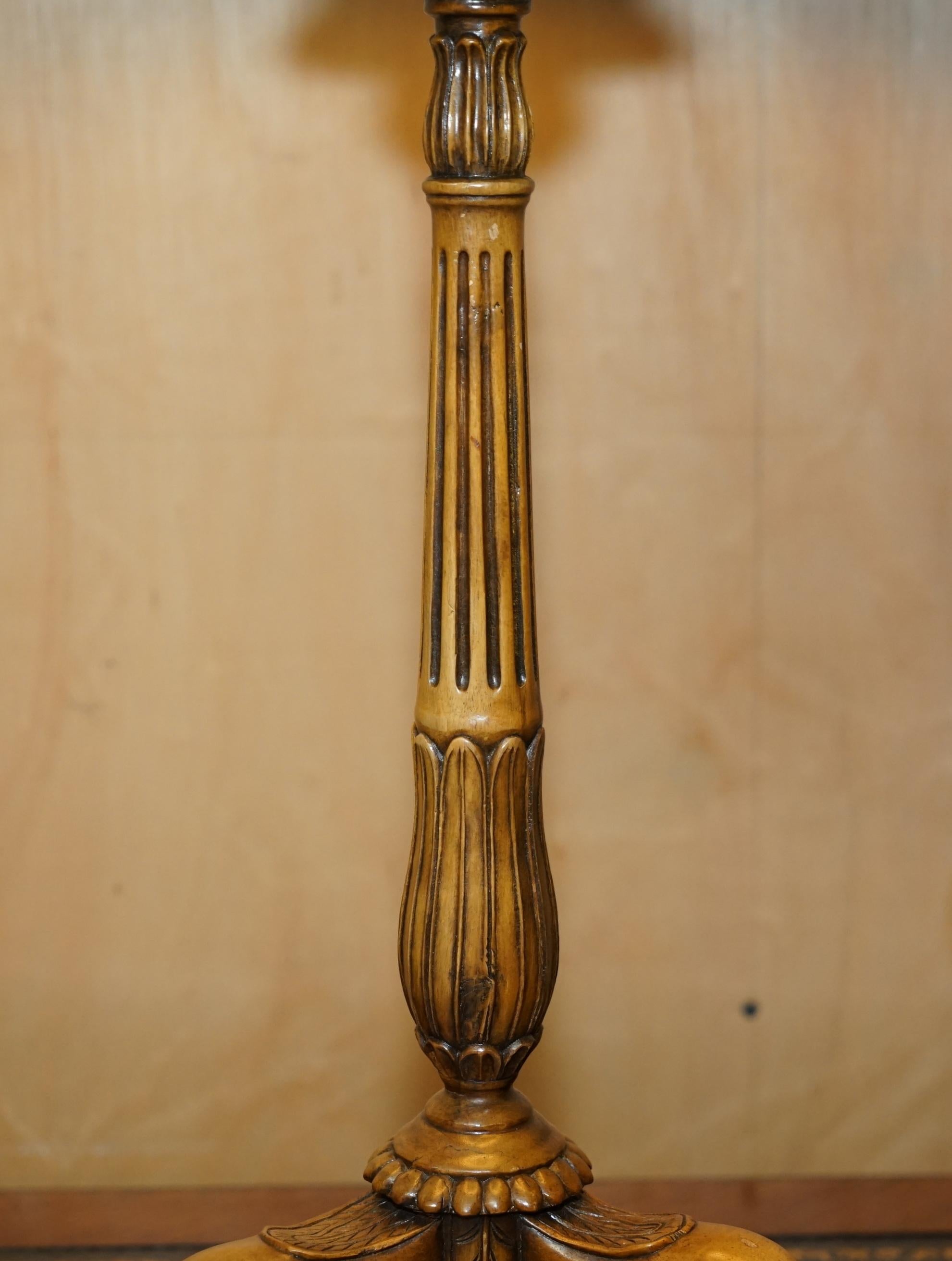 Fatto a mano BEL COPPIO DI LAMPADE DA TAVOLO D'EPOCA IN NOCE INCISO IN STILE VITTORIANO in vendita