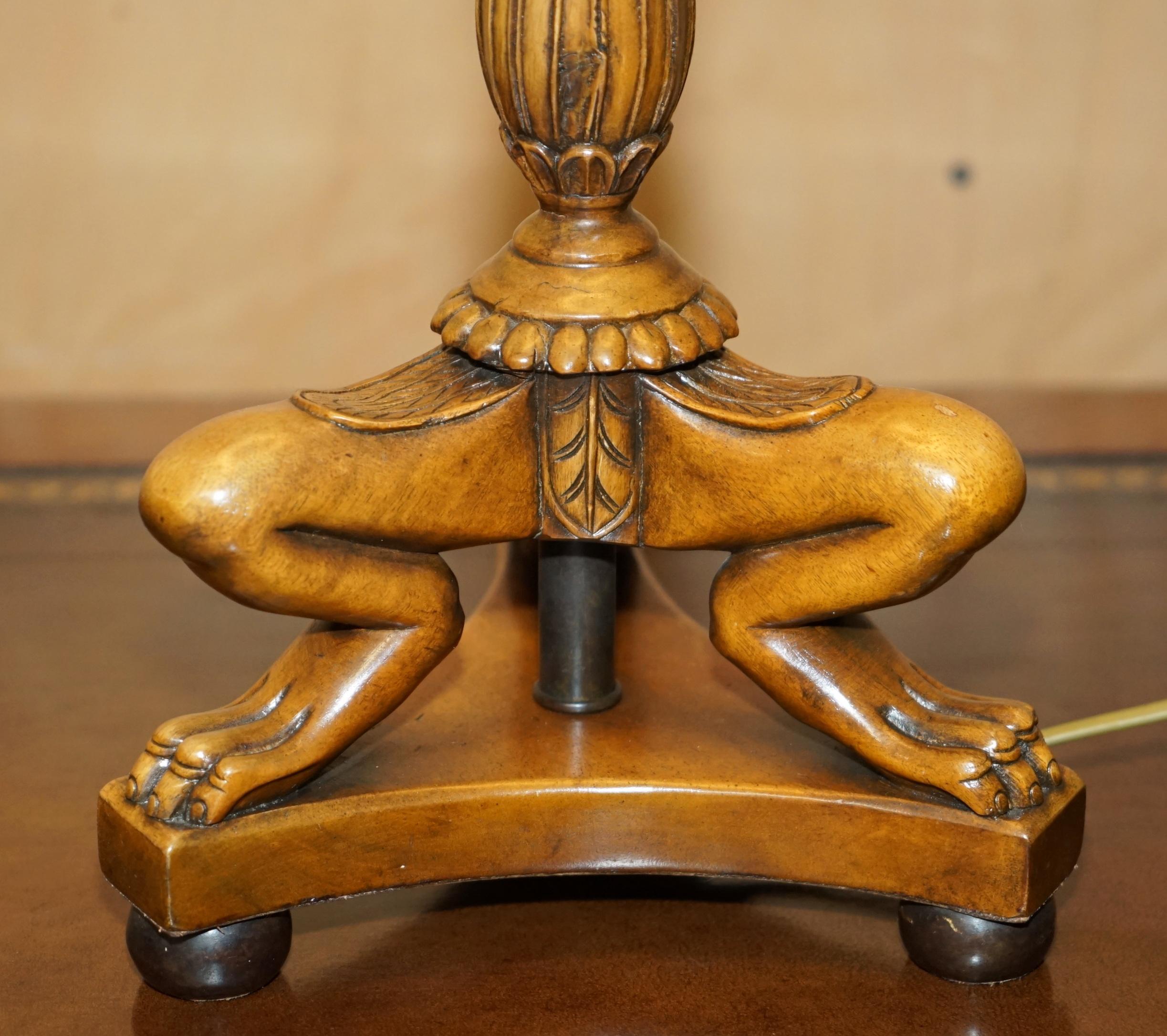 BEL COPPIO DI LAMPADE DA TAVOLO D'EPOCA IN NOCE INCISO IN STILE VITTORIANO In condizioni buone in vendita a West Sussex, Pulborough