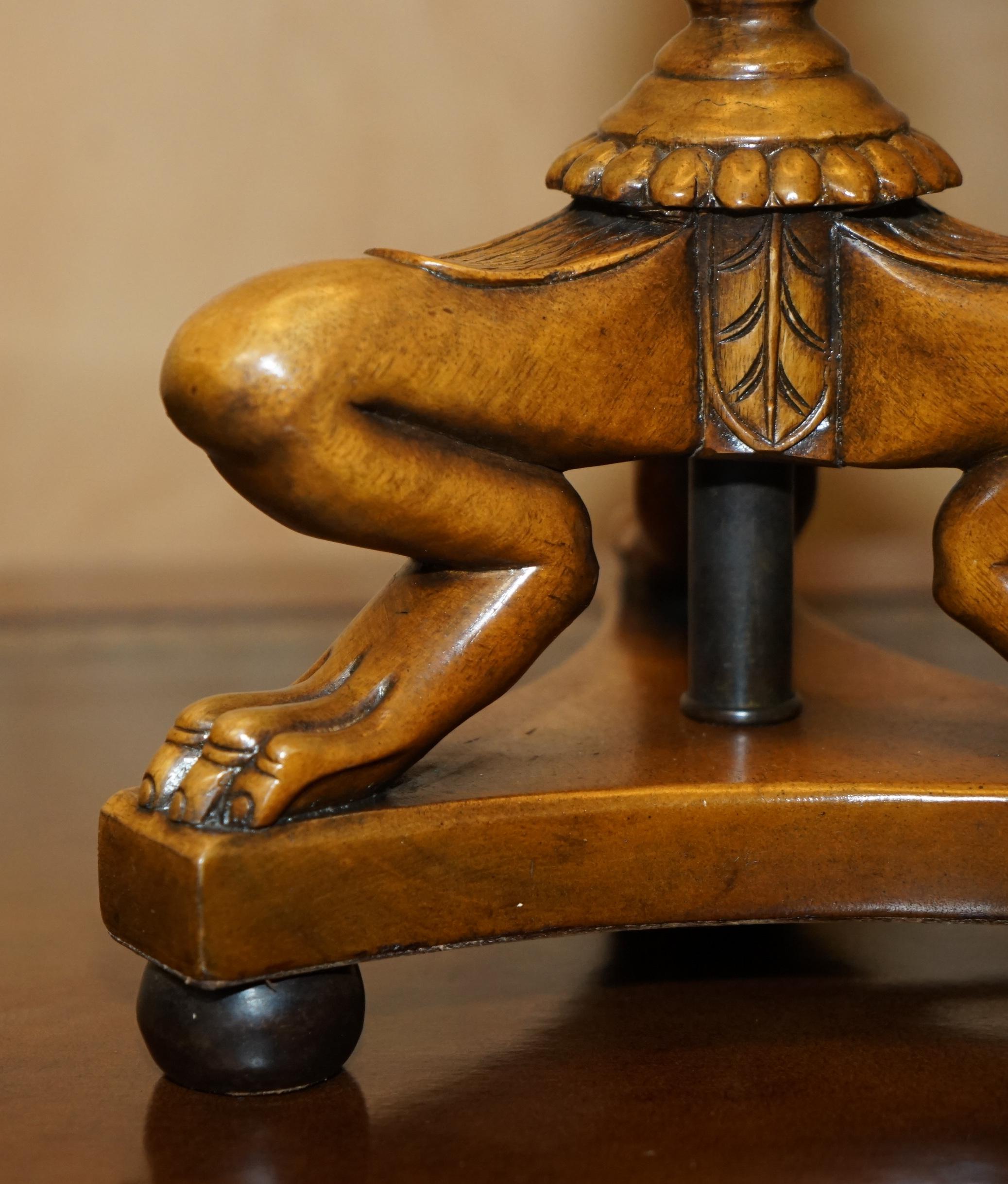 Ottone BEL COPPIO DI LAMPADE DA TAVOLO D'EPOCA IN NOCE INCISO IN STILE VITTORIANO in vendita