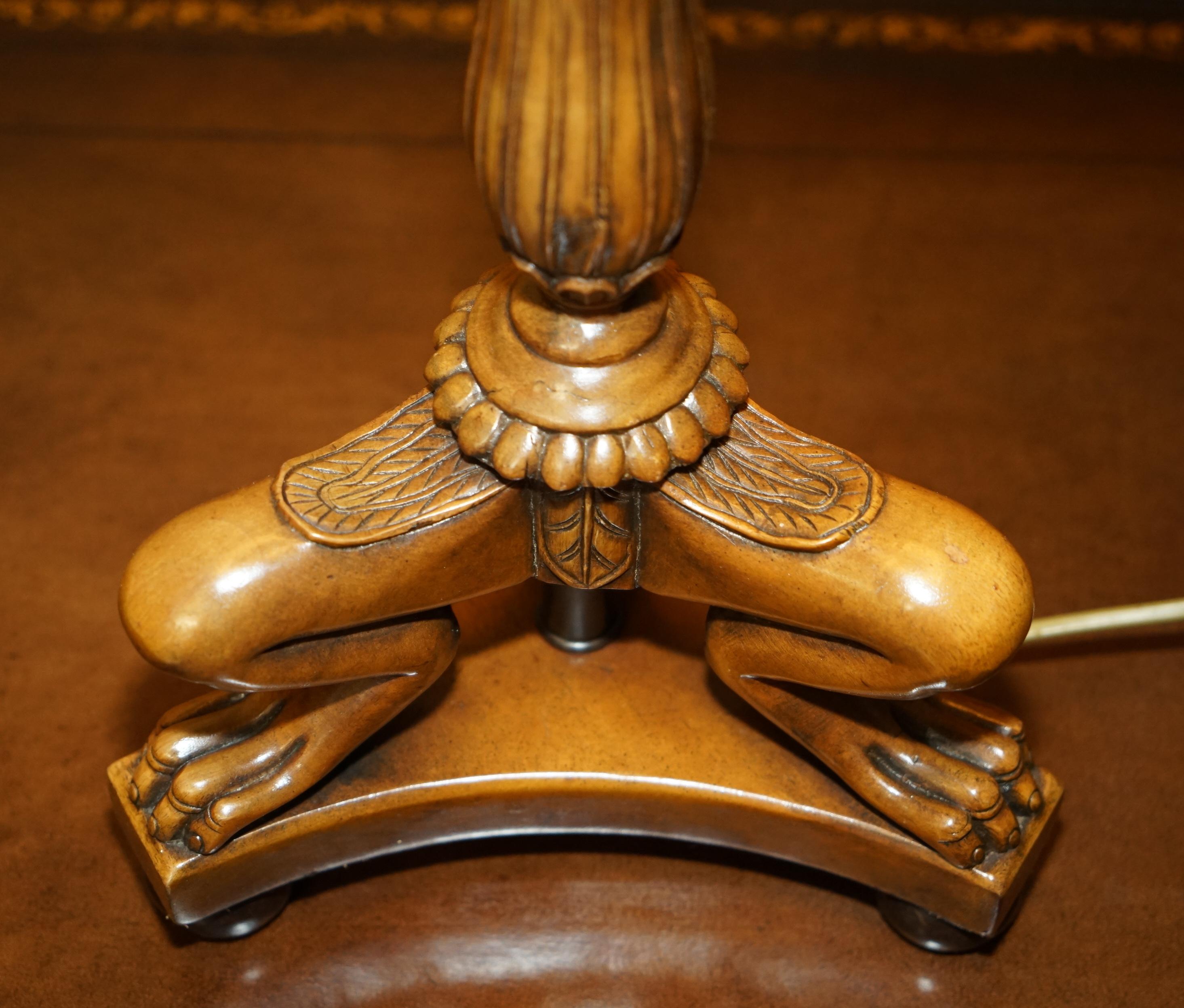 BEL COPPIO DI LAMPADE DA TAVOLO D'EPOCA IN NOCE INCISO IN STILE VITTORIANO in vendita 1