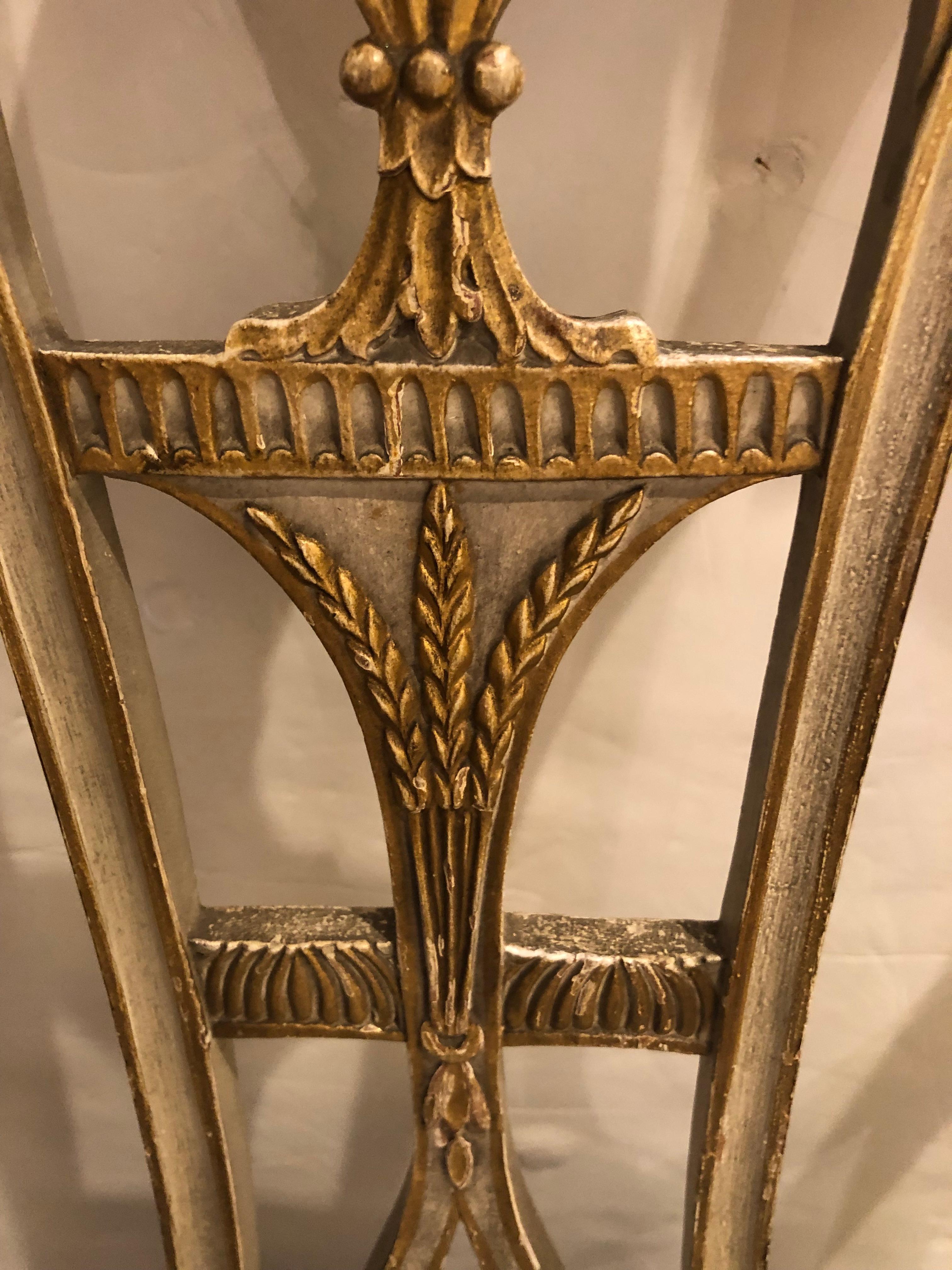 Deliziosa coppia di sedie laterali neoclassiche dipinte del XVIII secolo In condizioni buone in vendita a Hopewell, NJ