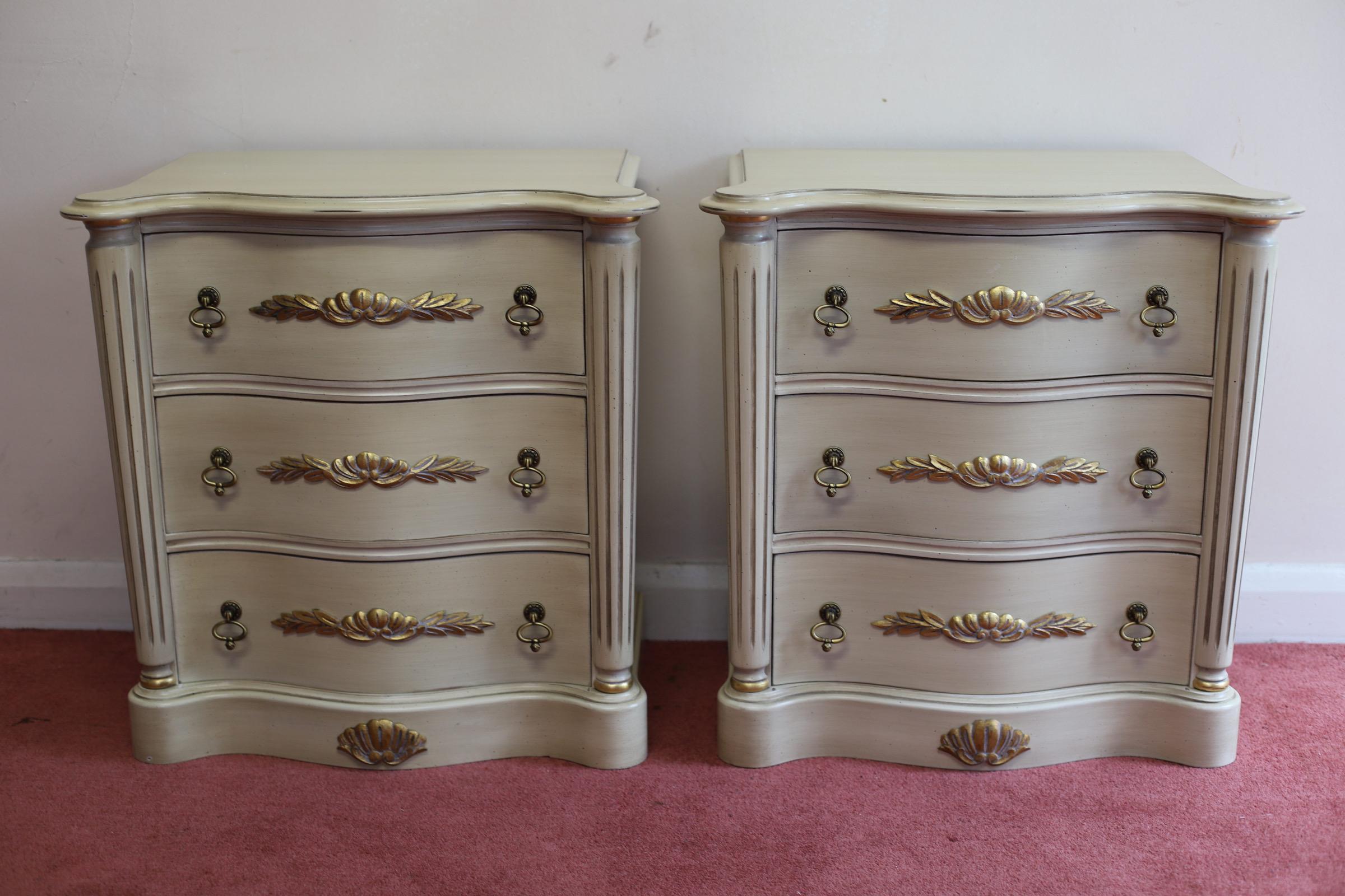 Pair Of Painted French Style Nightstands. This beautiful pair is been painted in white ash with gold and it has 3 drawers . In very good condition !
Don't hesitate to contact me if you have any questions.
Please have a closer look at the pictures