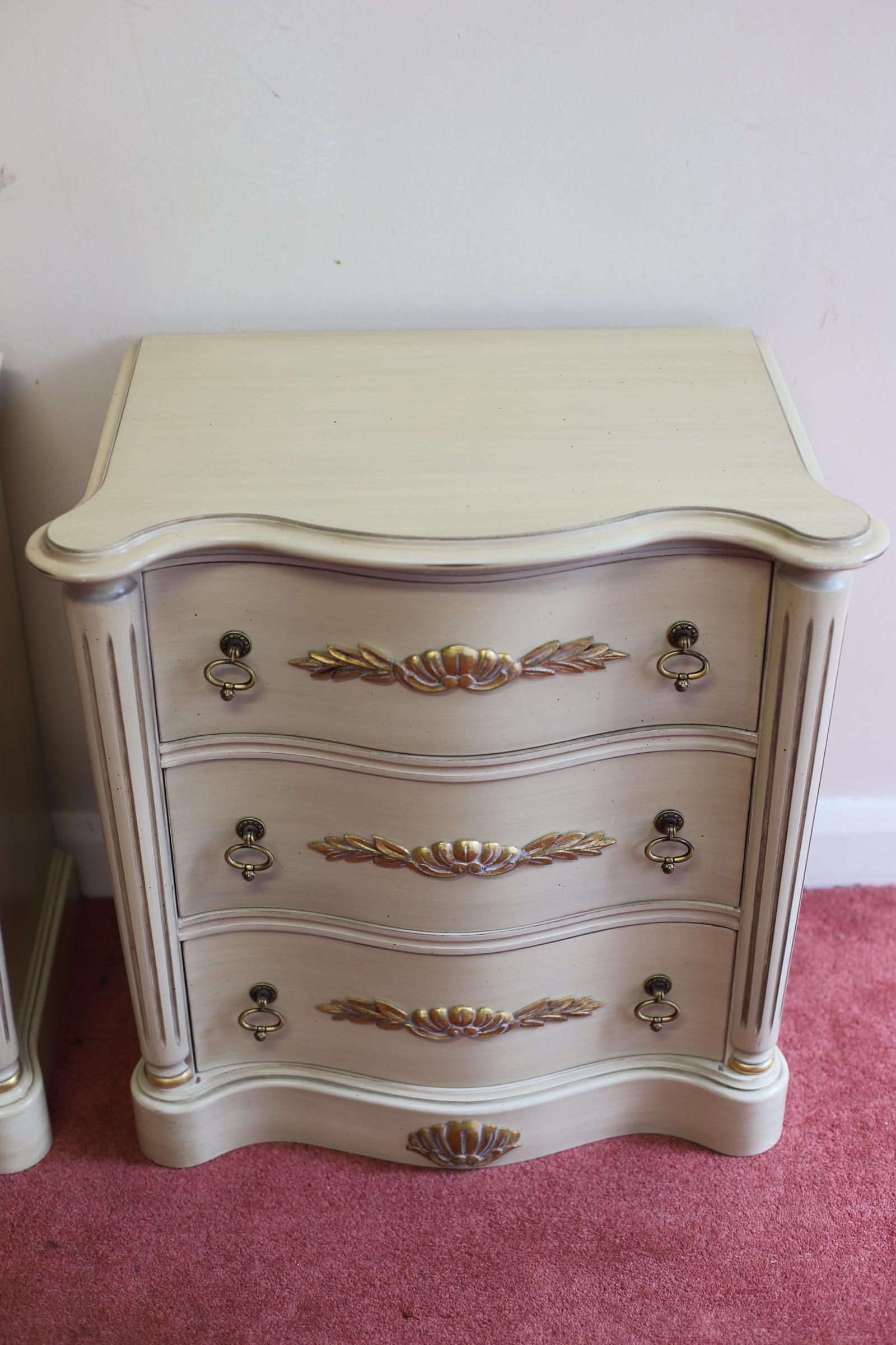 Lovely Pair Of Painted French Provincial Style  Nightstands  In Good Condition For Sale In Crawley, GB