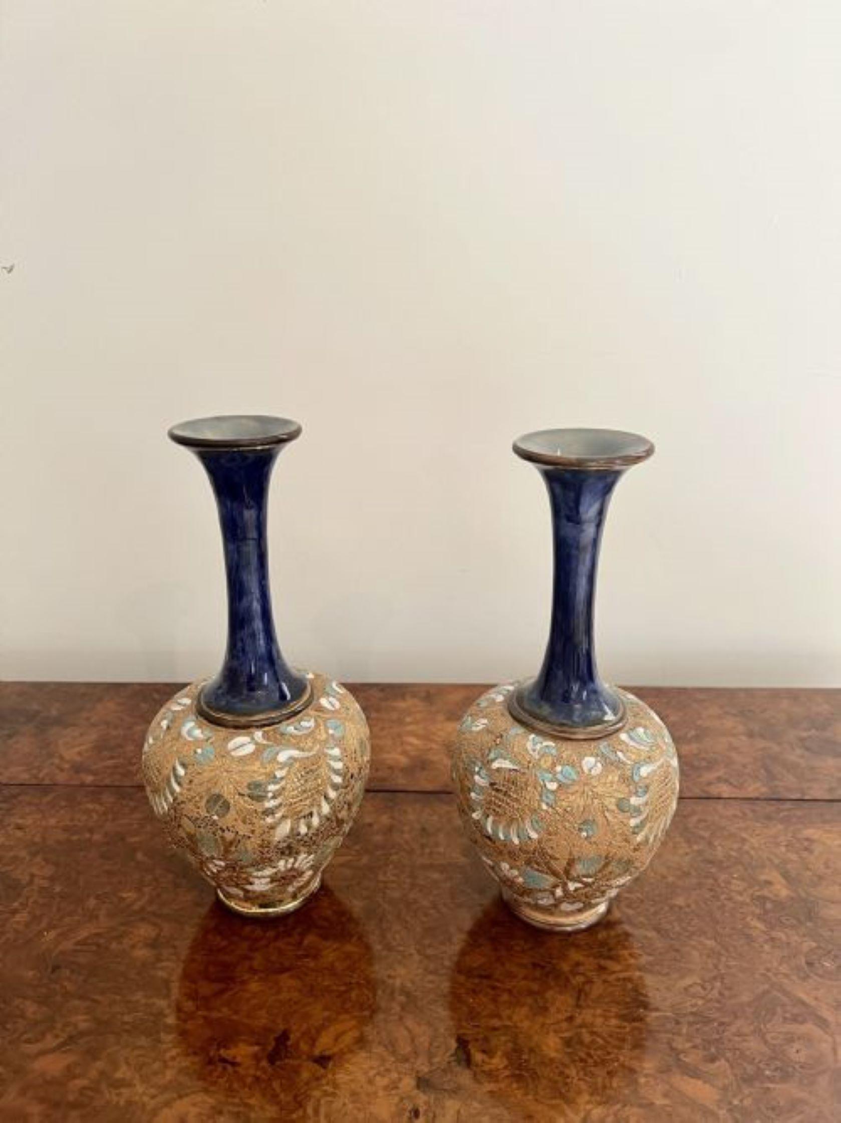 XIXe siècle Jolie paire de vases Doulton anciens de qualité  en vente