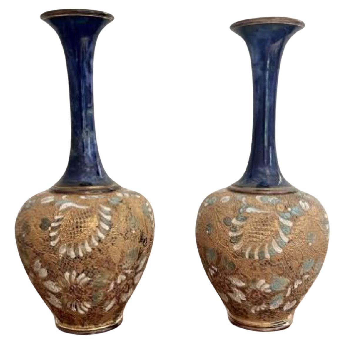 Jolie paire de vases Doulton anciens de qualité 
