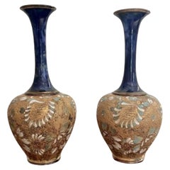 Jolie paire de vases Doulton anciens de qualité 