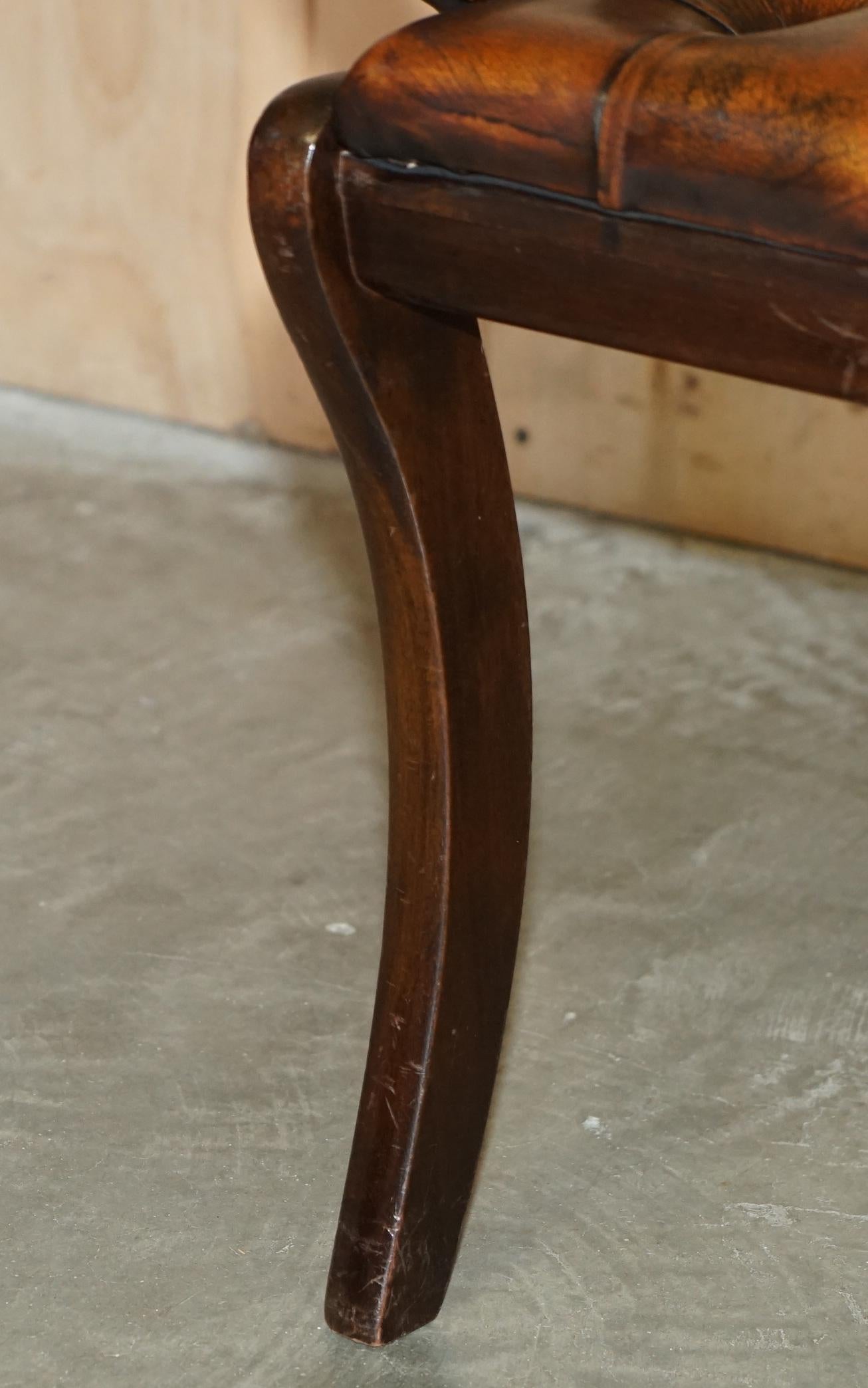 JOLIE PAIRE DE FAUTEUIL DE LECTURE DE BIBLIOTHÈQUE CHESTERFIELD EN CUIR BRUN RESTAURÉ en vente 2
