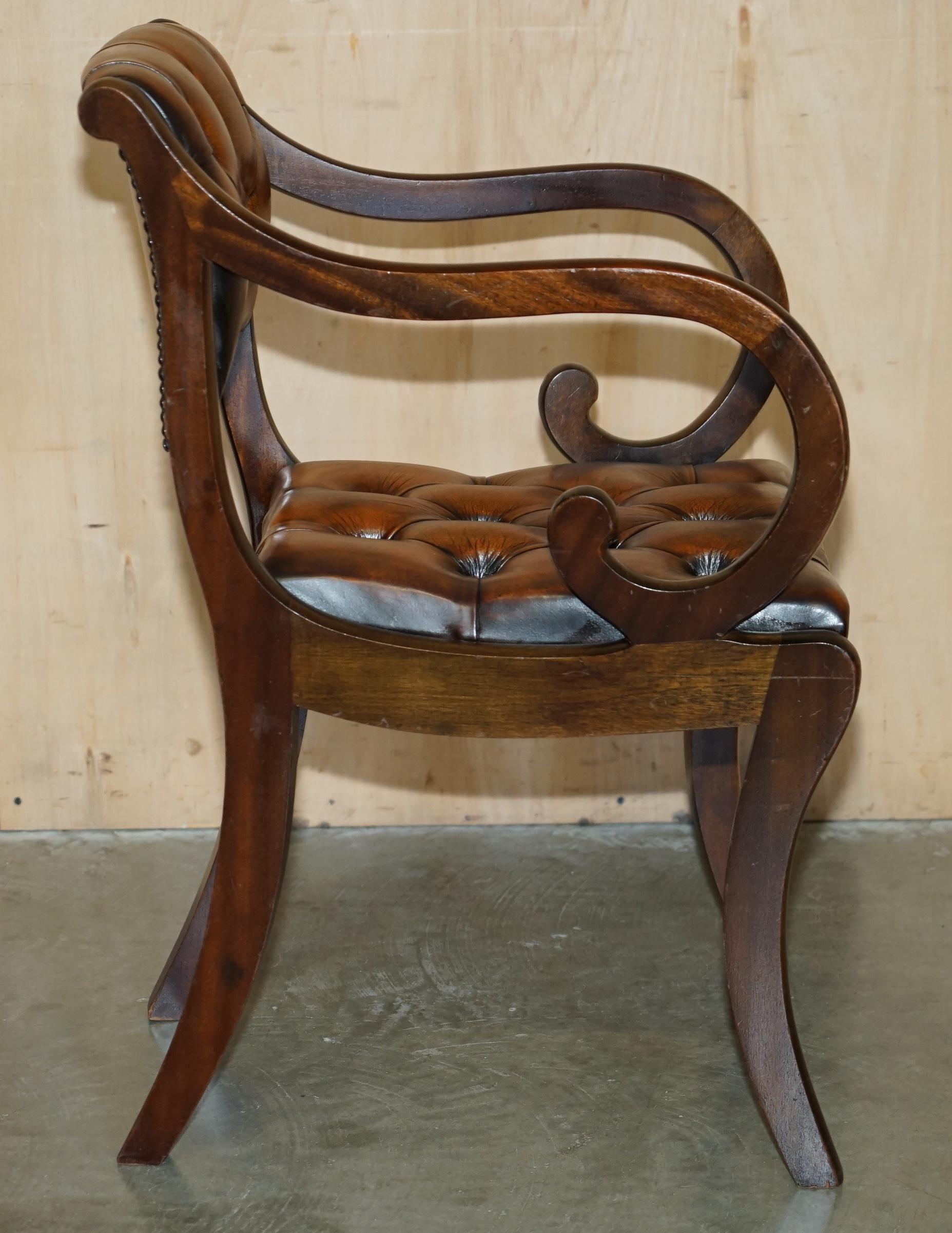 JOLIE PAIRE DE FAUTEUIL DE LECTURE DE BIBLIOTHÈQUE CHESTERFIELD EN CUIR BRUN RESTAURÉ en vente 3