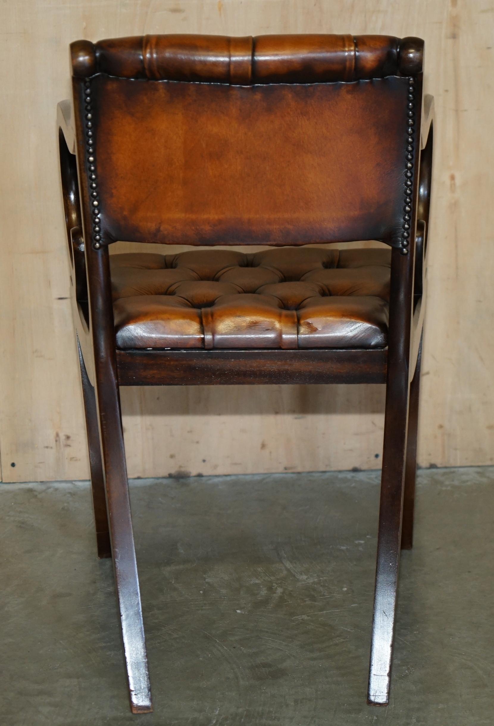 JOLIE PAIRE DE FAUTEUIL DE LECTURE DE BIBLIOTHÈQUE CHESTERFIELD EN CUIR BRUN RESTAURÉ en vente 4