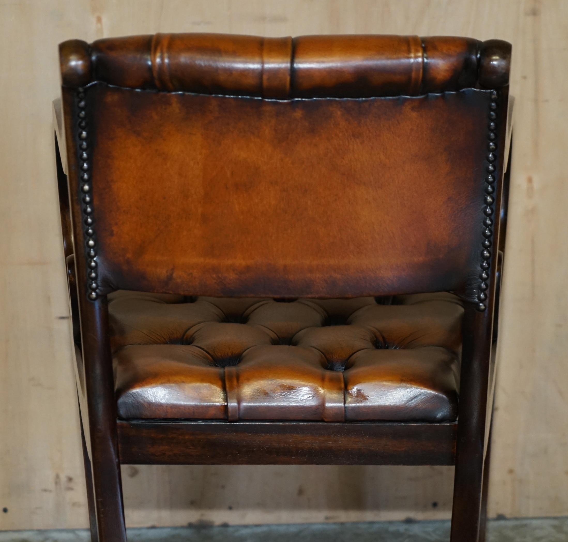 JOLIE PAIRE DE FAUTEUIL DE LECTURE DE BIBLIOTHÈQUE CHESTERFIELD EN CUIR BRUN RESTAURÉ en vente 5