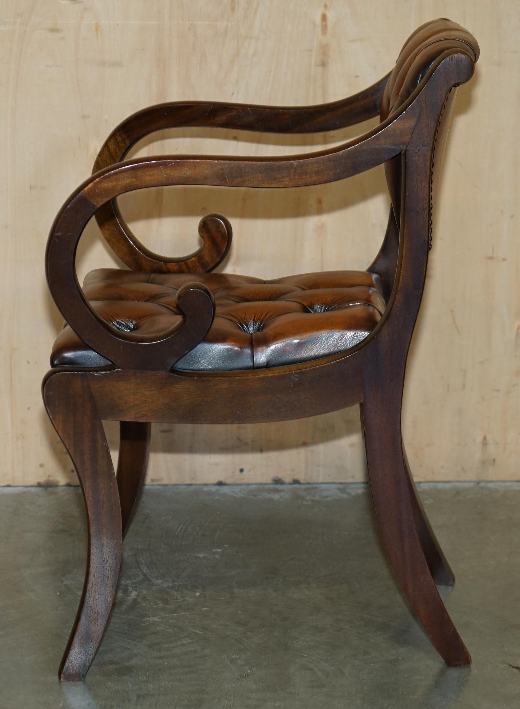 JOLIE PAIRE DE FAUTEUIL DE LECTURE DE BIBLIOTHÈQUE CHESTERFIELD EN CUIR BRUN RESTAURÉ en vente 6