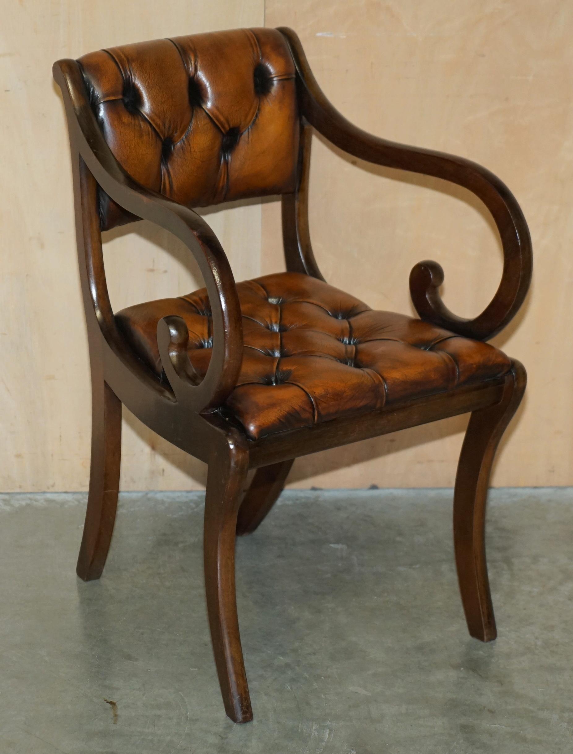 JOLIE PAIRE DE FAUTEUIL DE LECTURE DE BIBLIOTHÈQUE CHESTERFIELD EN CUIR BRUN RESTAURÉ en vente 7