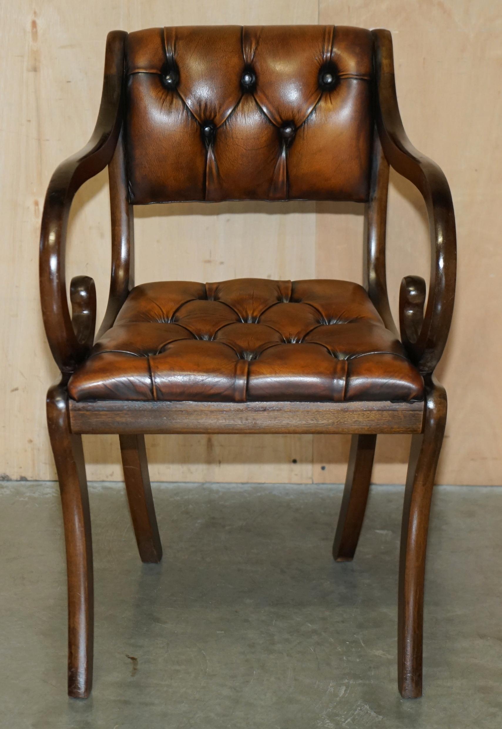 JOLIE PAIRE DE FAUTEUIL DE LECTURE DE BIBLIOTHÈQUE CHESTERFIELD EN CUIR BRUN RESTAURÉ en vente 8
