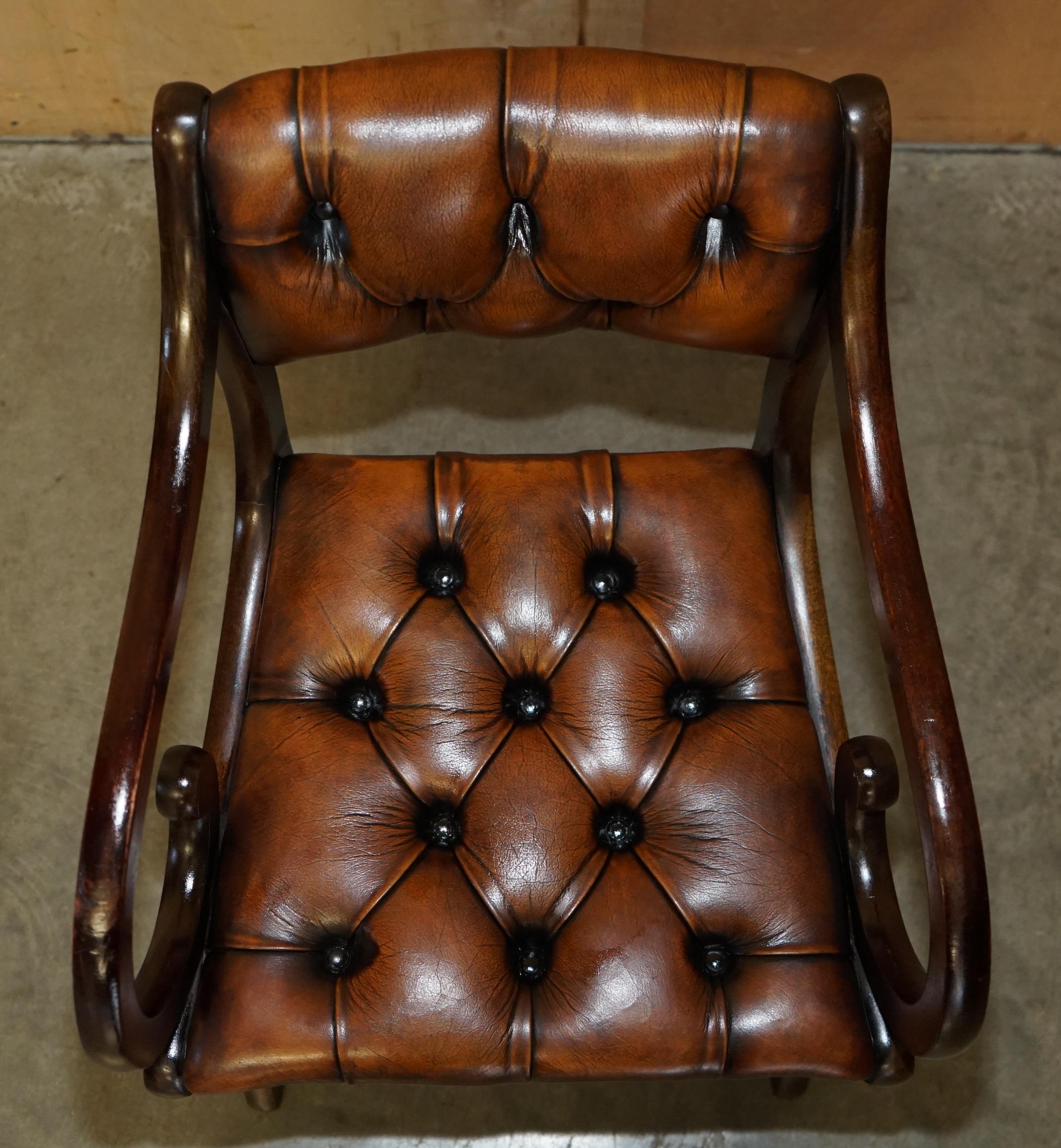 JOLIE PAIRE DE FAUTEUIL DE LECTURE DE BIBLIOTHÈQUE CHESTERFIELD EN CUIR BRUN RESTAURÉ en vente 9