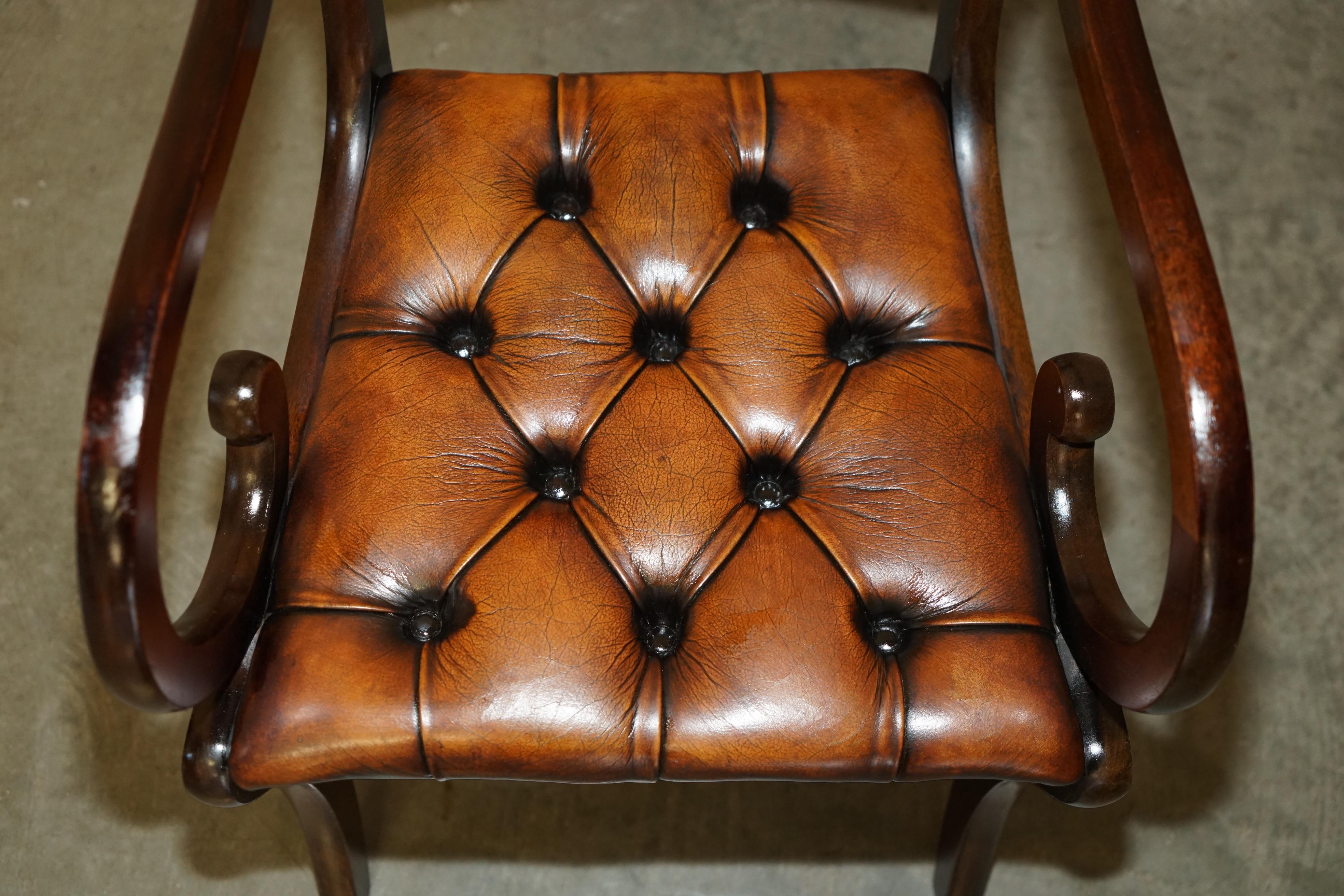 JOLIE PAIRE DE FAUTEUIL DE LECTURE DE BIBLIOTHÈQUE CHESTERFIELD EN CUIR BRUN RESTAURÉ en vente 10