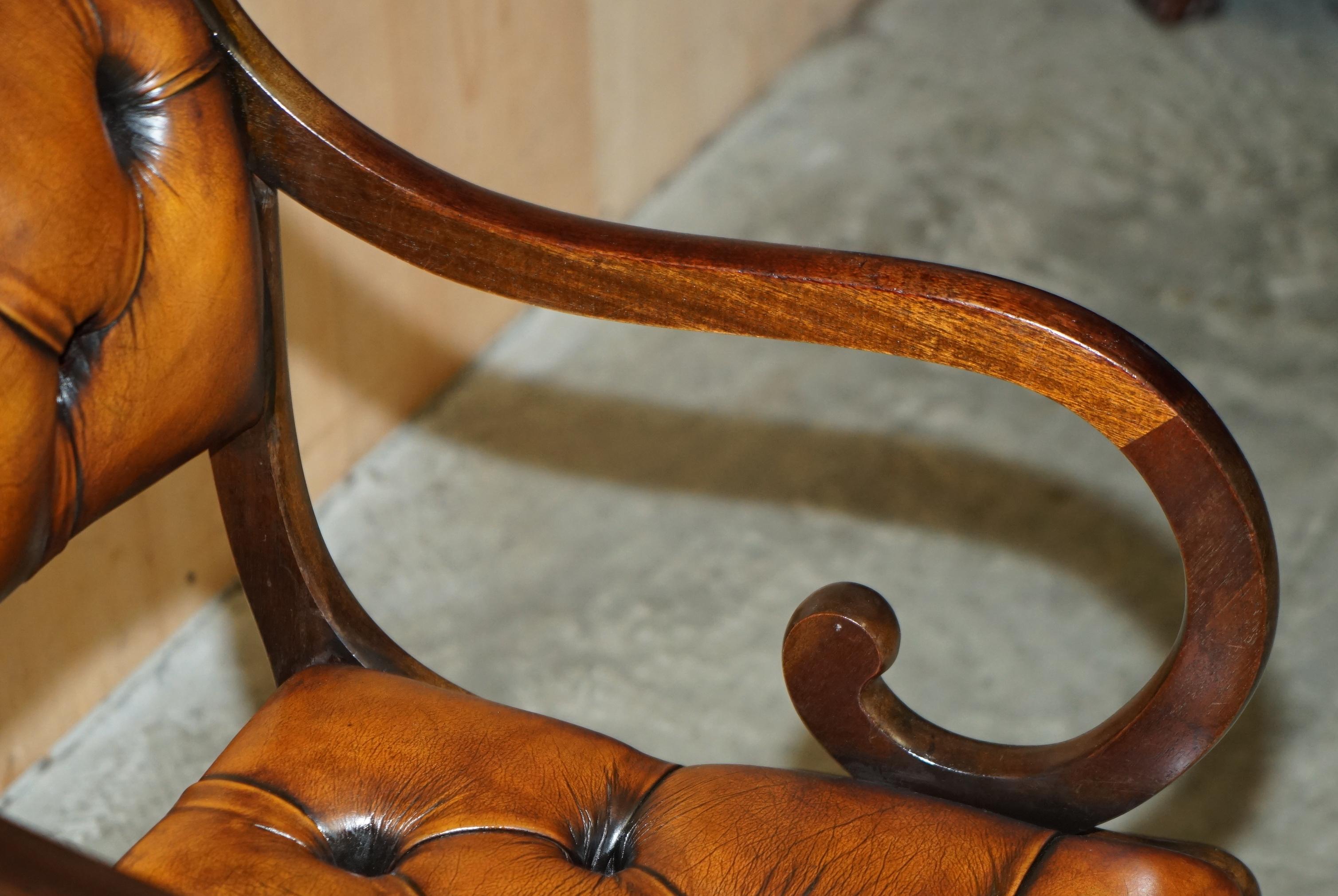 JOLIE PAIRE DE FAUTEUIL DE LECTURE DE BIBLIOTHÈQUE CHESTERFIELD EN CUIR BRUN RESTAURÉ en vente 11