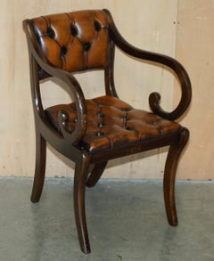 precioso par de sillones de lectura de cuero marrón restaurado de biblioteca chesterfield