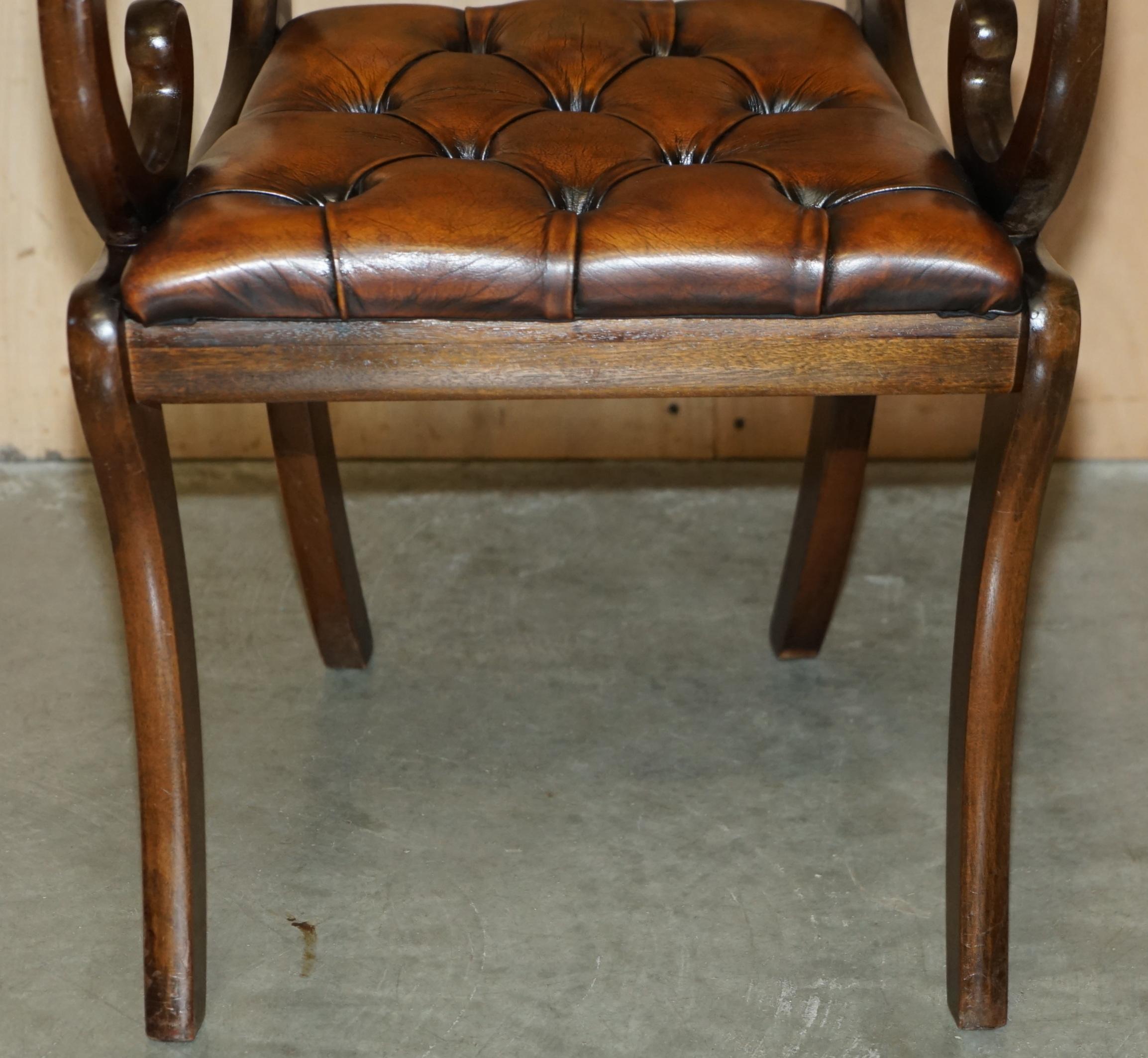 JOLIE PAIRE DE FAUTEUIL DE LECTURE DE BIBLIOTHÈQUE CHESTERFIELD EN CUIR BRUN RESTAURÉ en vente 12