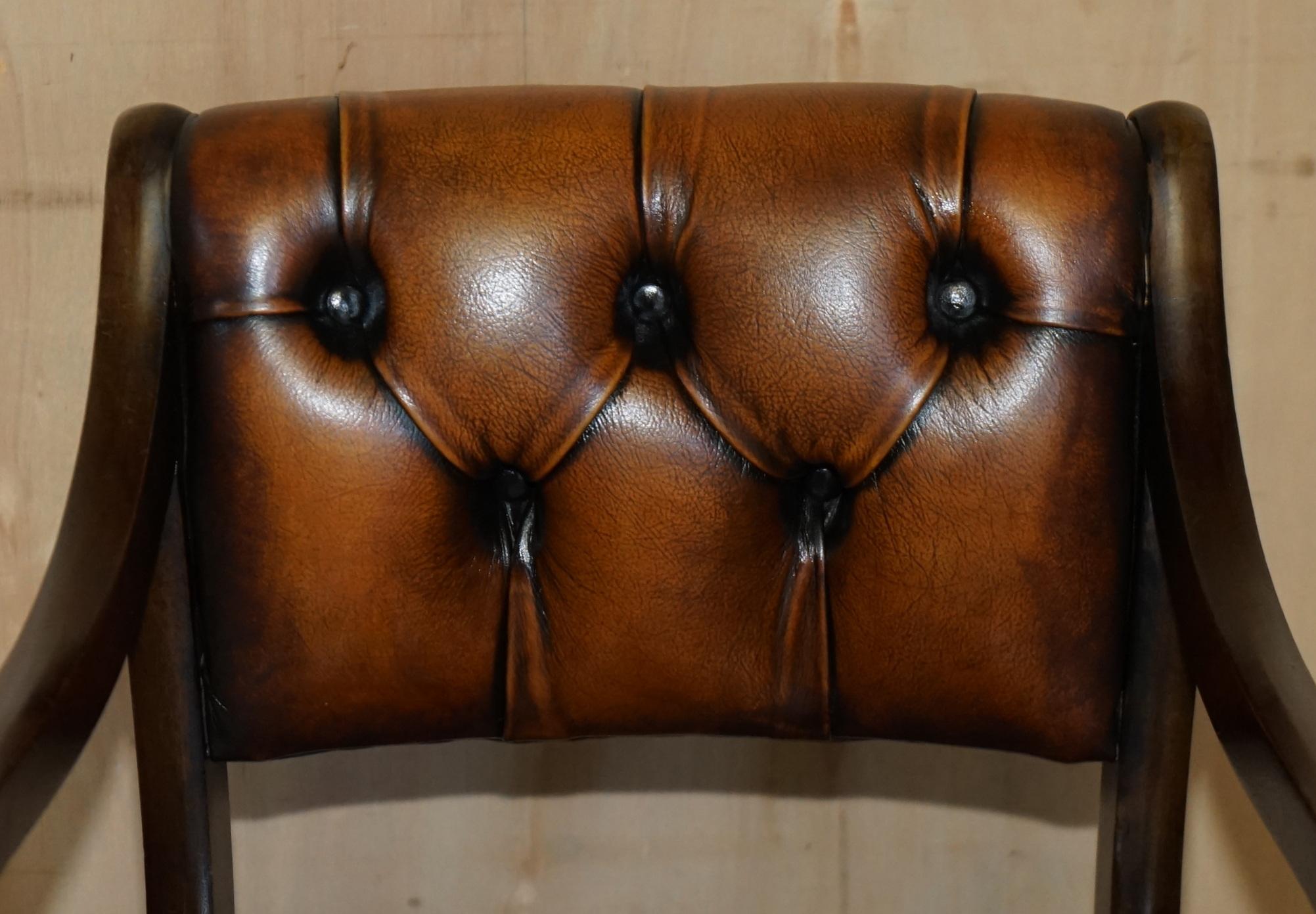 Anglais JOLIE PAIRE DE FAUTEUIL DE LECTURE DE BIBLIOTHÈQUE CHESTERFIELD EN CUIR BRUN RESTAURÉ en vente