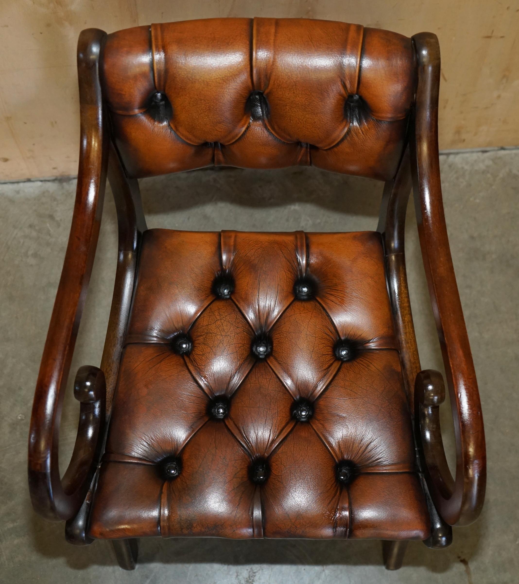 Fait main JOLIE PAIRE DE FAUTEUIL DE LECTURE DE BIBLIOTHÈQUE CHESTERFIELD EN CUIR BRUN RESTAURÉ en vente