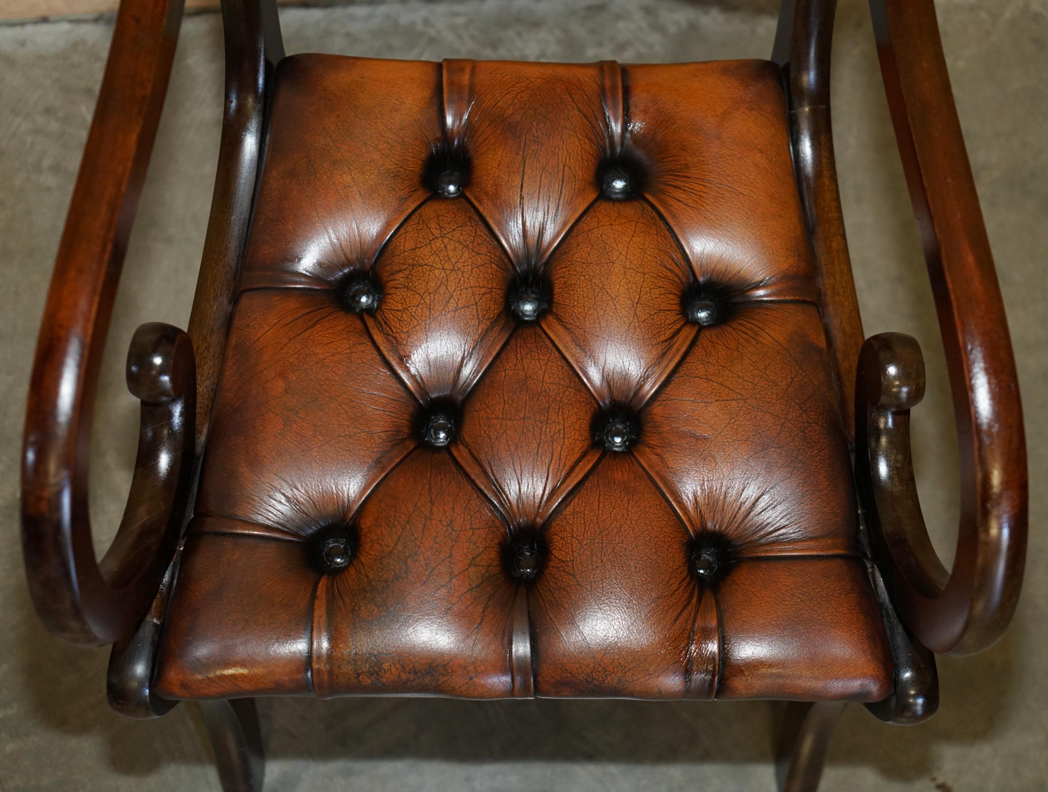 JOLIE PAIRE DE FAUTEUIL DE LECTURE DE BIBLIOTHÈQUE CHESTERFIELD EN CUIR BRUN RESTAURÉ Bon état - En vente à West Sussex, Pulborough